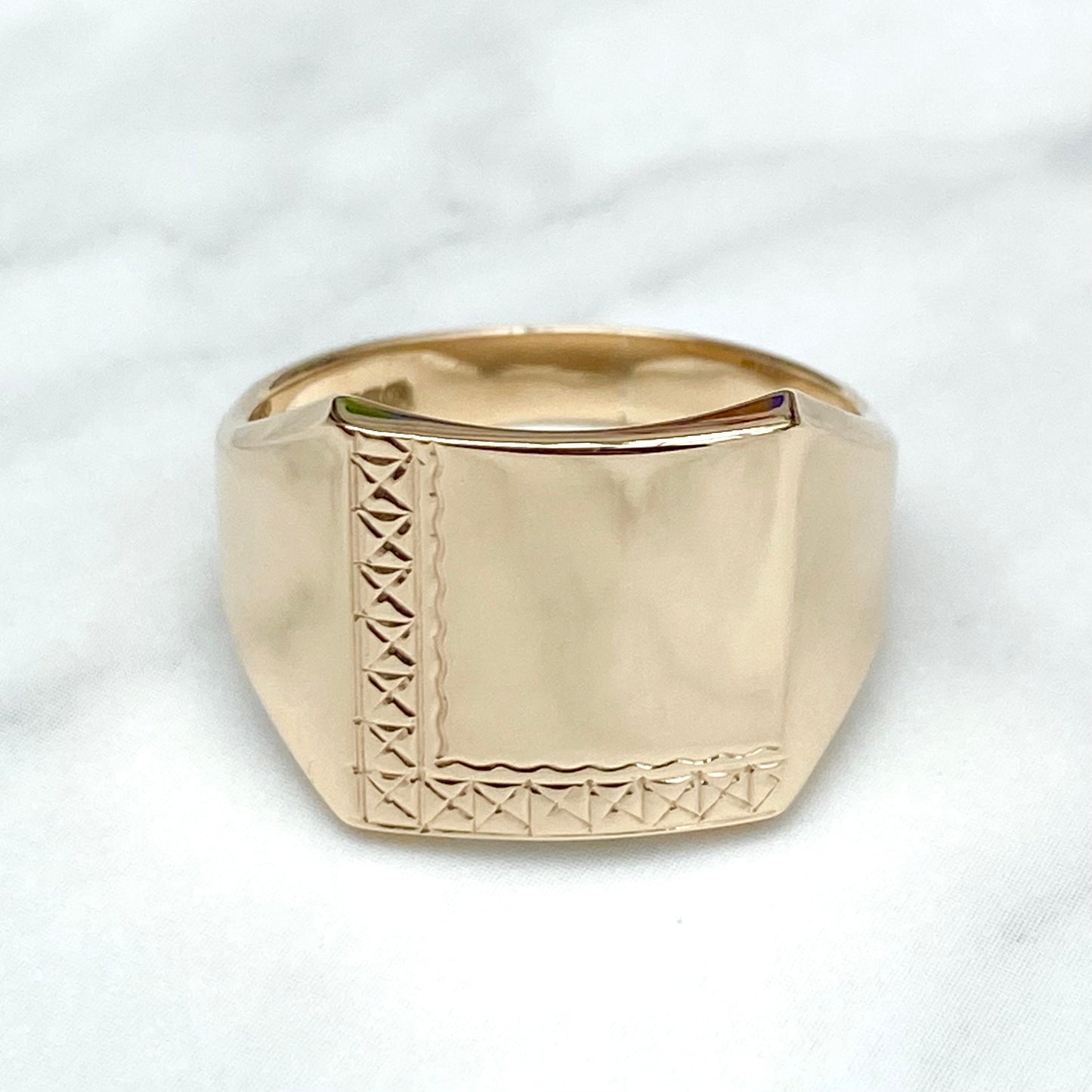 Vintage 9ct yellow gold large square signet ring - Can be hand engraved - UK size U - US size 10 - British vintage jewellery