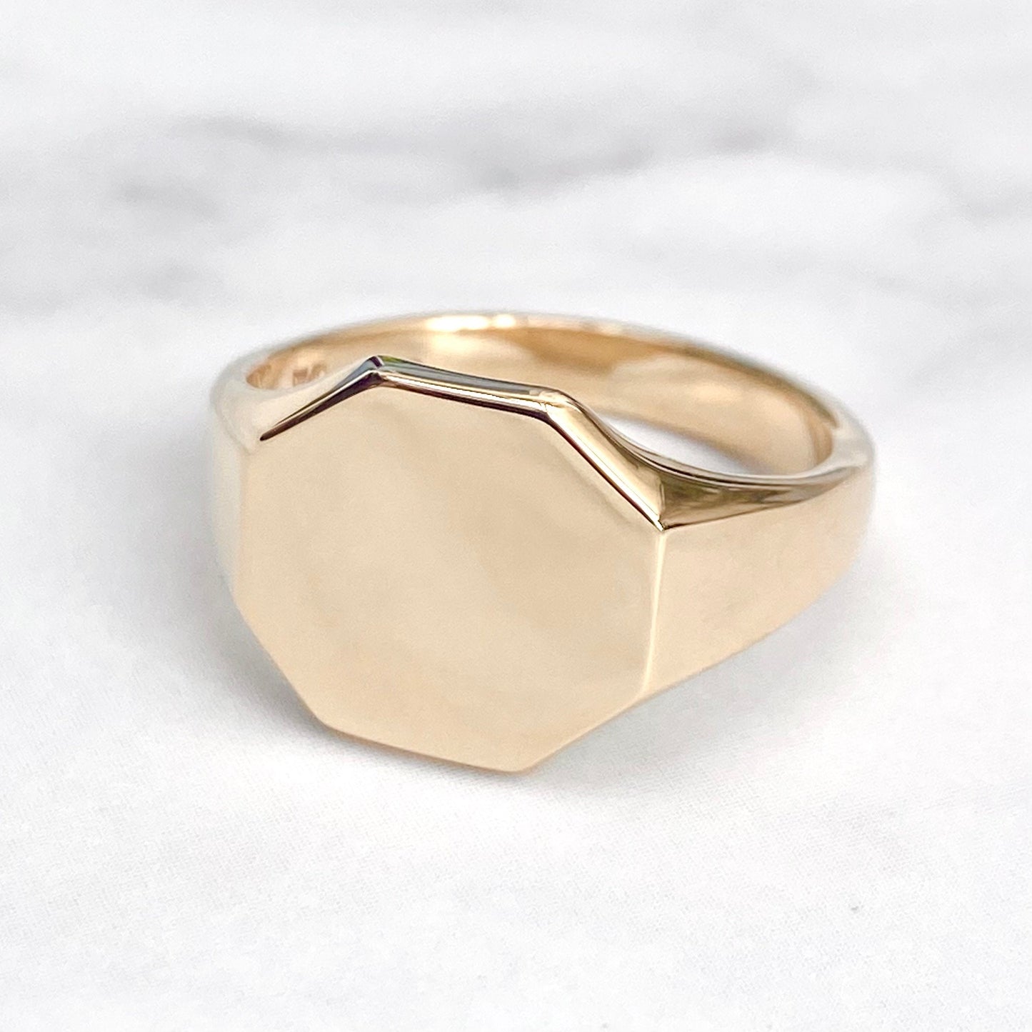 Vintage 9ct yellow gold octagonal signet ring - Can be hand engraved - UK size N 1/2 - US size 7 - British vintage jewellery