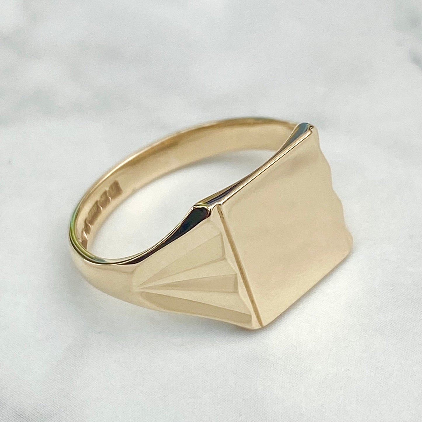 Vintage 1990s 9ct yellow gold square signet ring