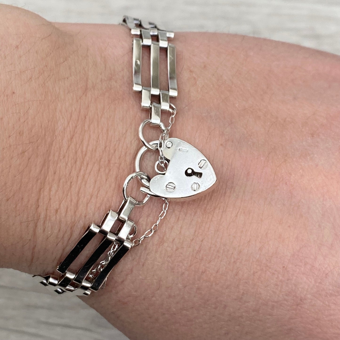 Vintage 1980s silver heart padlock gate link 7" bracelet