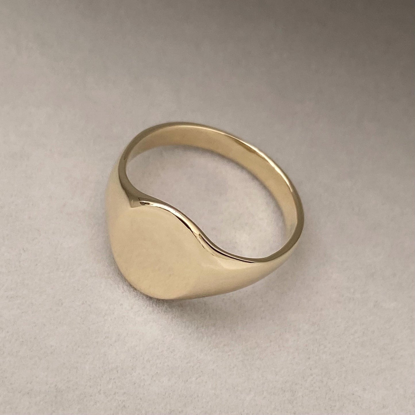 Vintage 9ct yellow gold classic oval signet ring