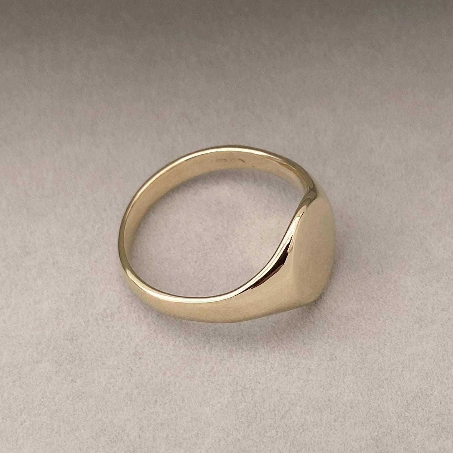 Vintage 9ct yellow gold classic oval signet ring
