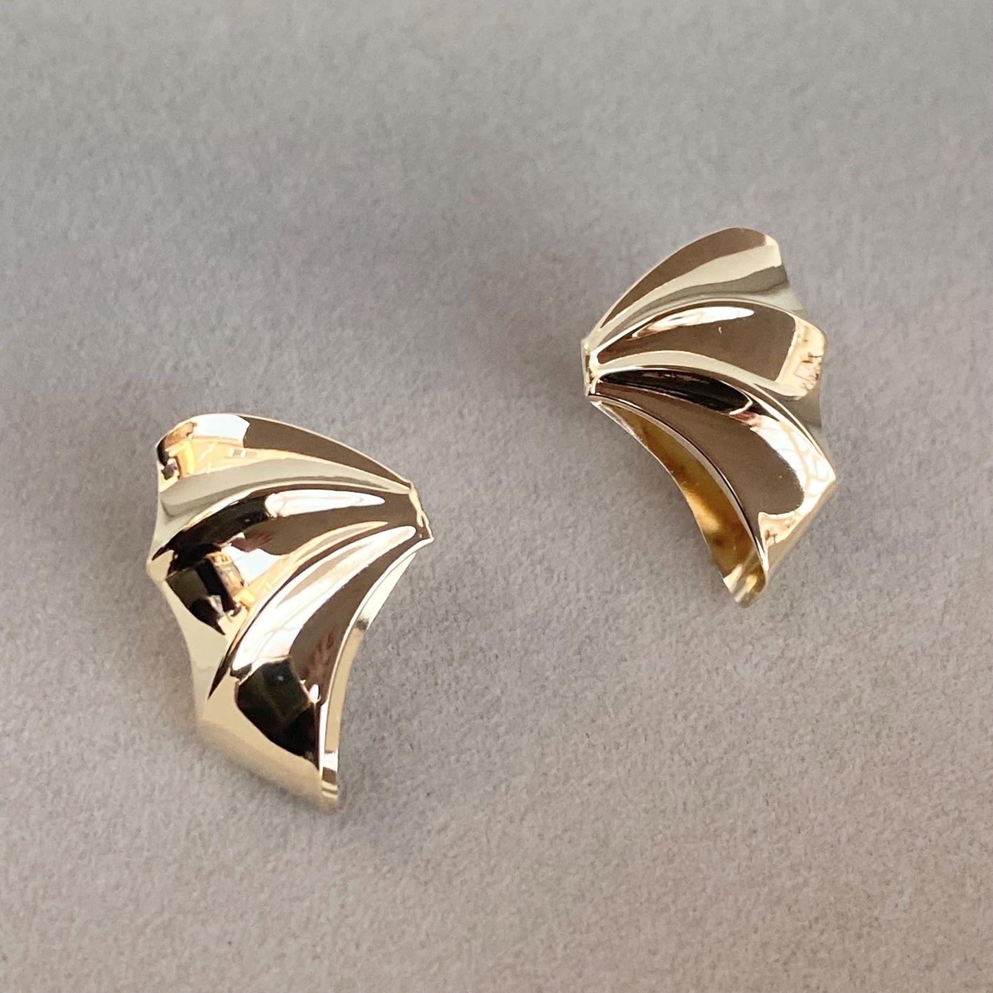 Vintage 1980s 9ct yellow gold statement half bow, wing style stud earrings