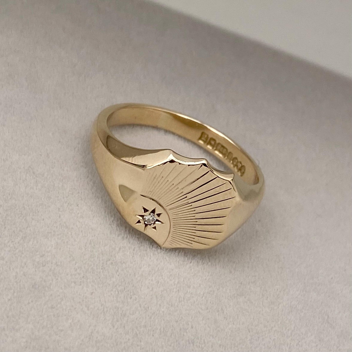 Vinatge 1960s 9ct yellow gold Diamond shield signet ring