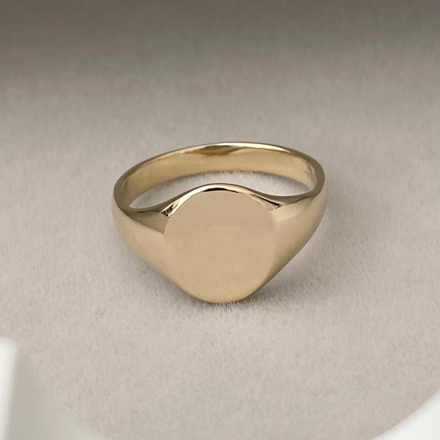 Vintage 9ct yellow gold classic oval signet ring
