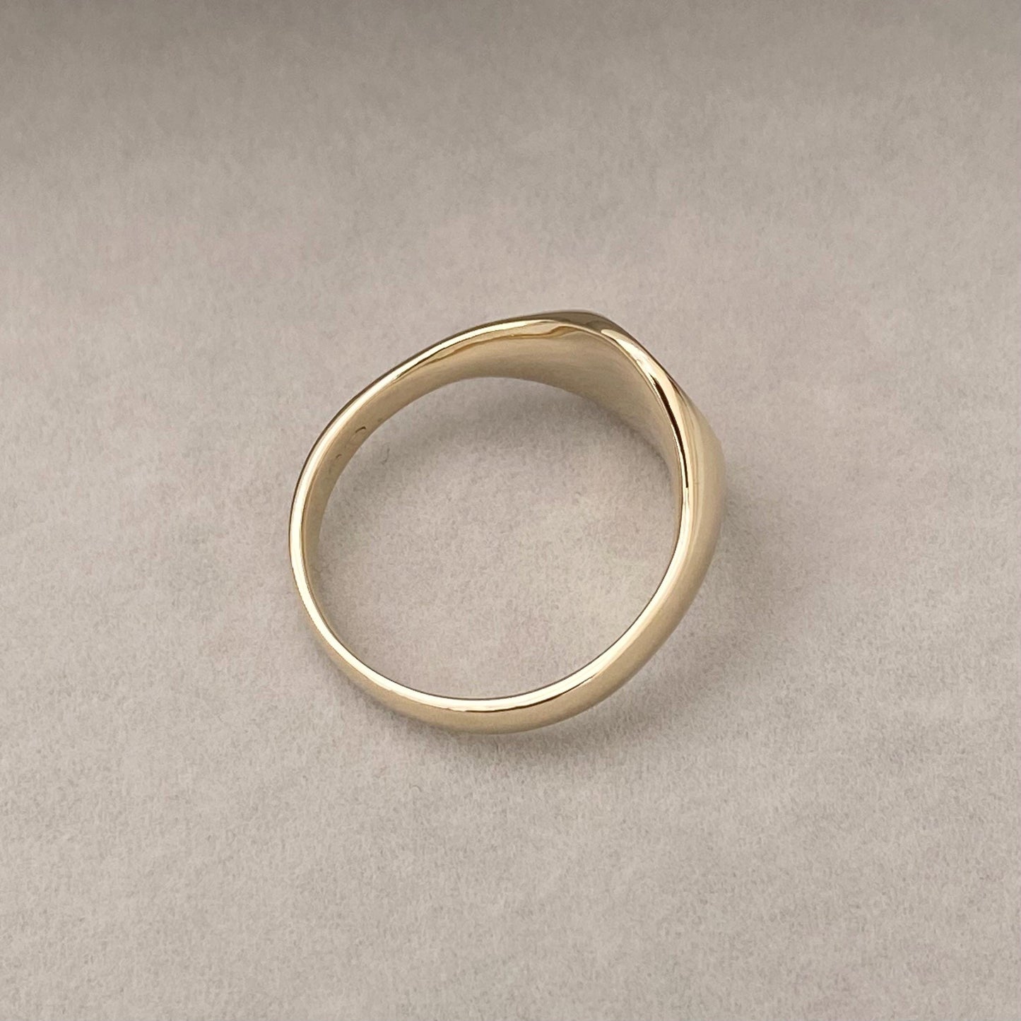 Vintage 9ct yellow gold classic oval signet ring
