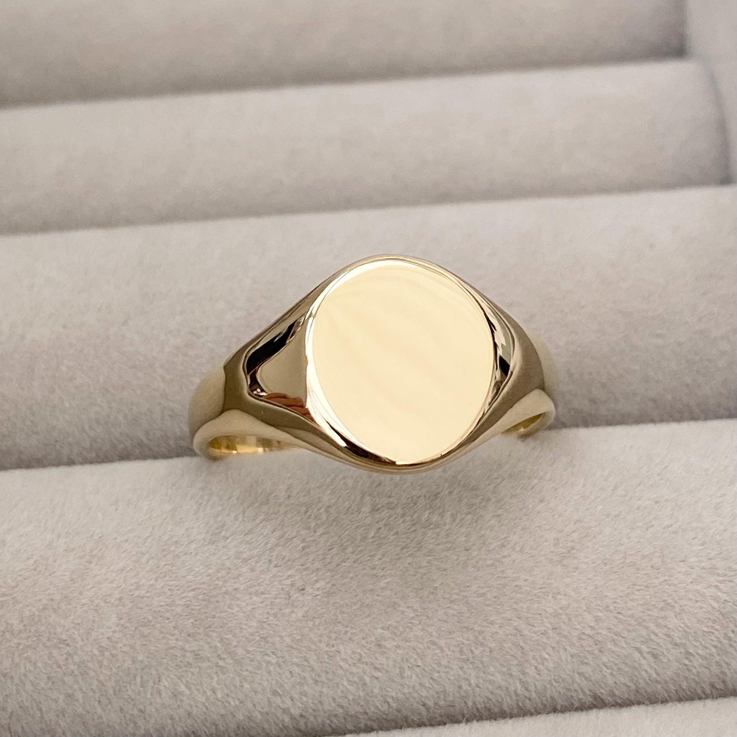 Vintage 9ct yellow gold classic oval signet ring