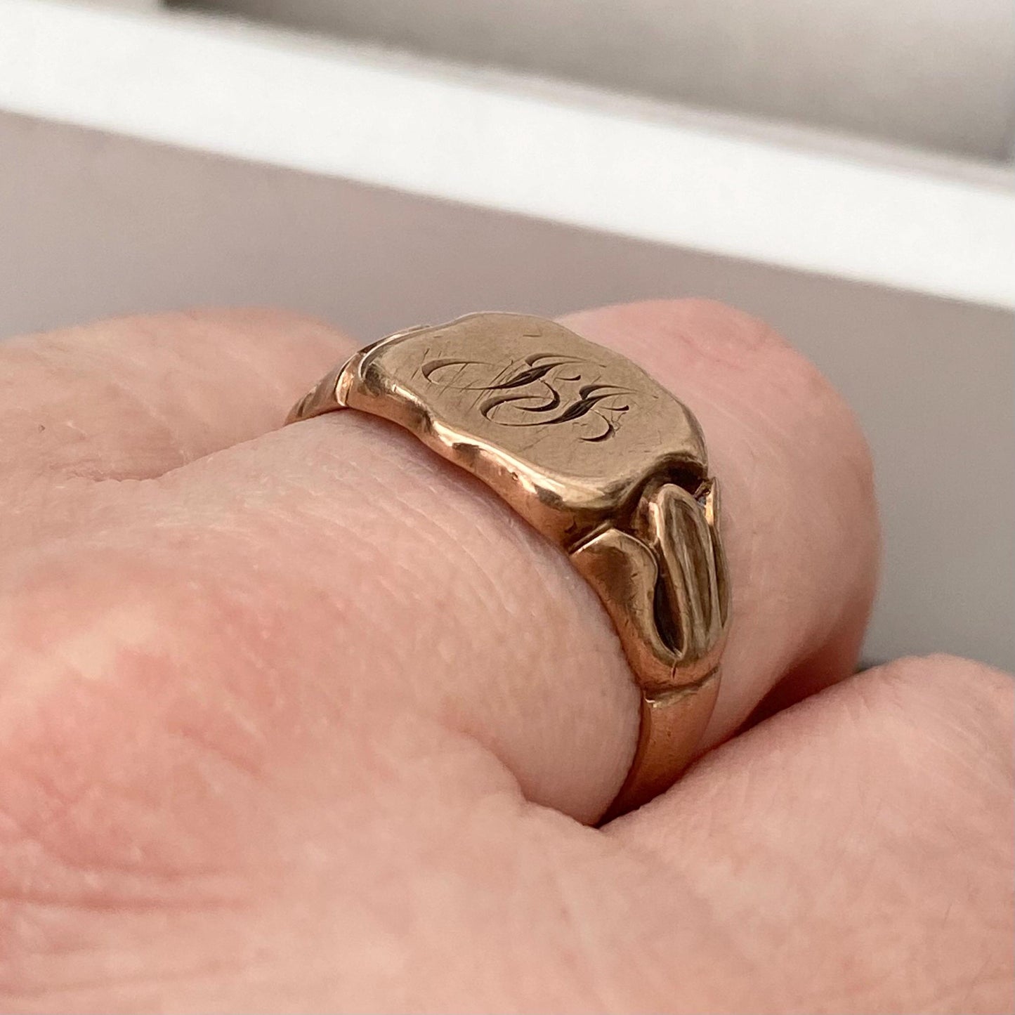 Vintage 1920s 9ct rose gold shield signet ring