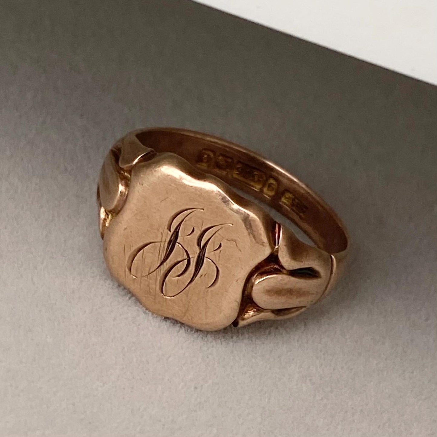 Vintage 1920s 9ct rose gold shield signet ring