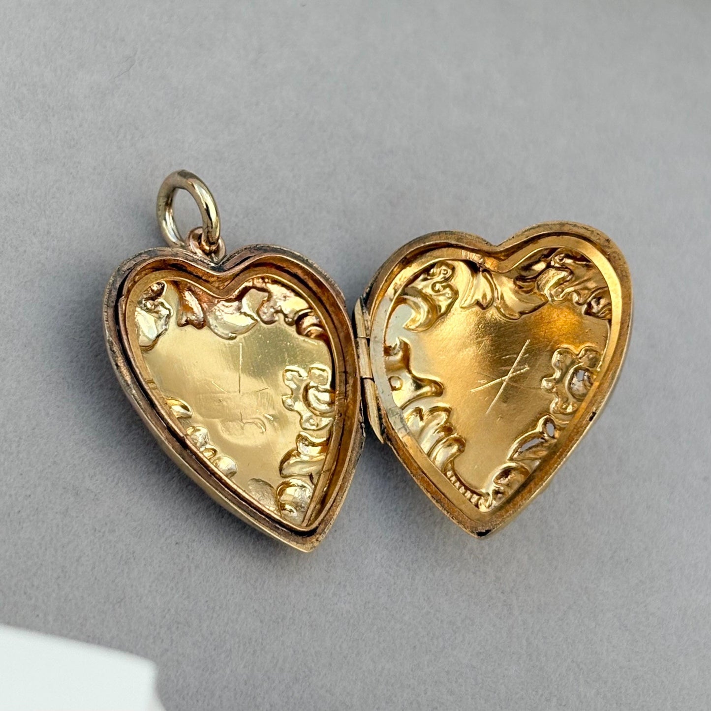 Vintage .270ct yellow gold floral embossed heart locket pendant
