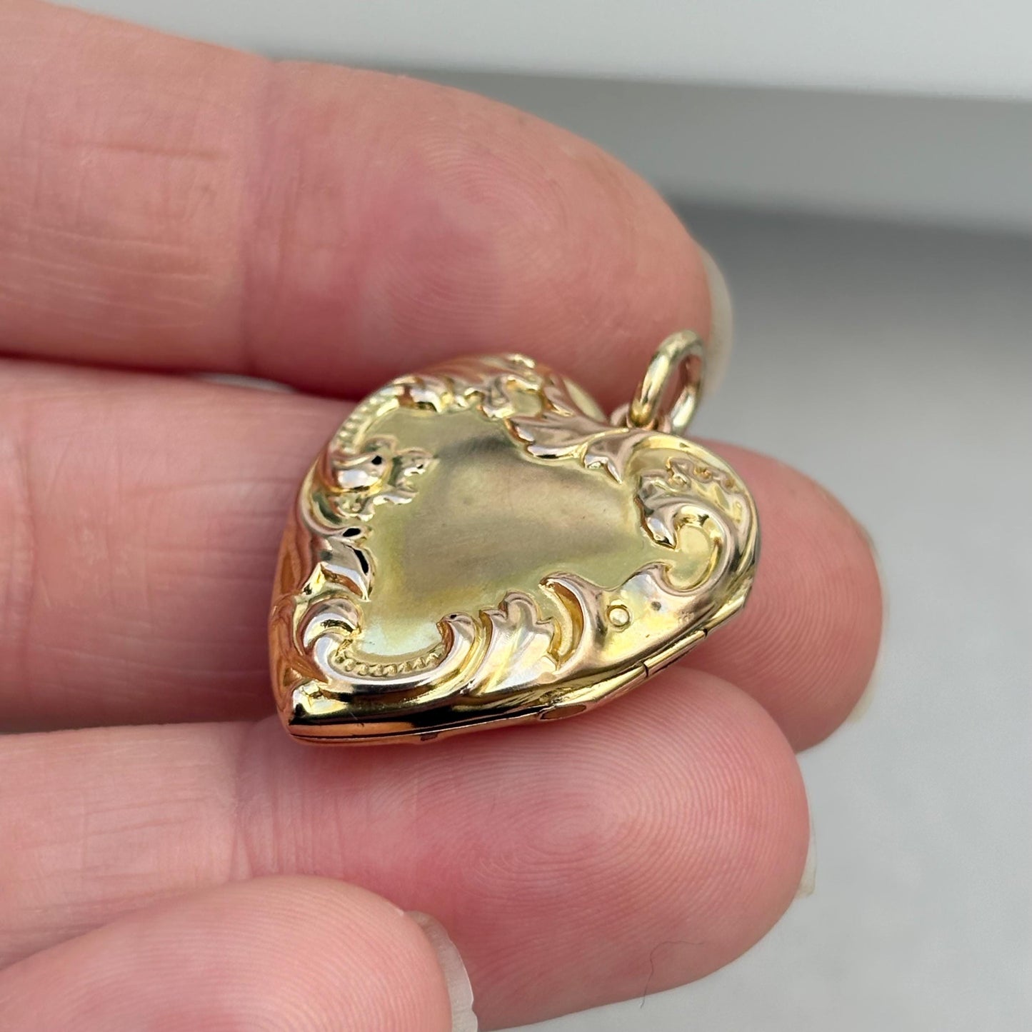 Vintage .270ct yellow gold floral embossed heart locket pendant