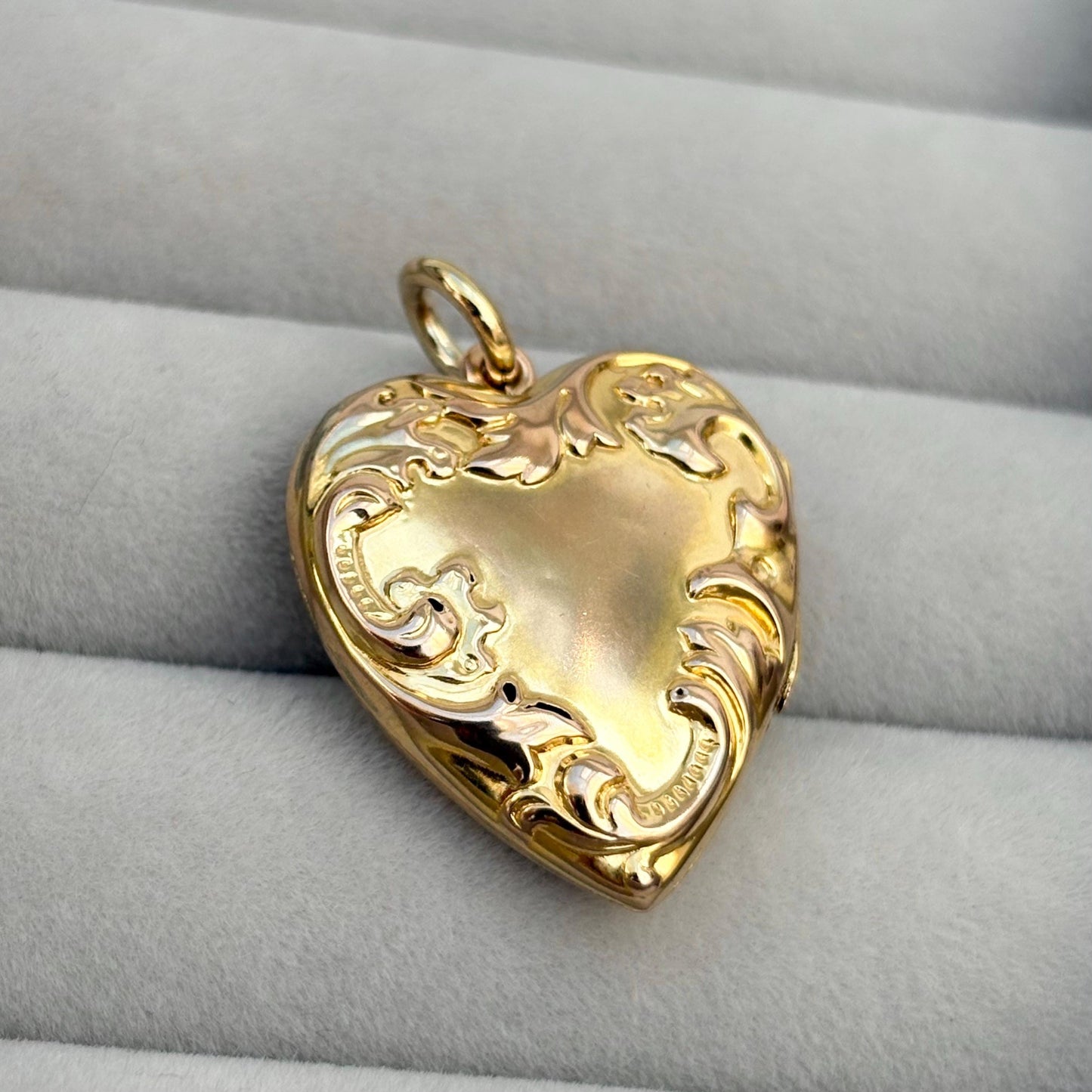 Vintage .270ct yellow gold floral embossed heart locket pendant