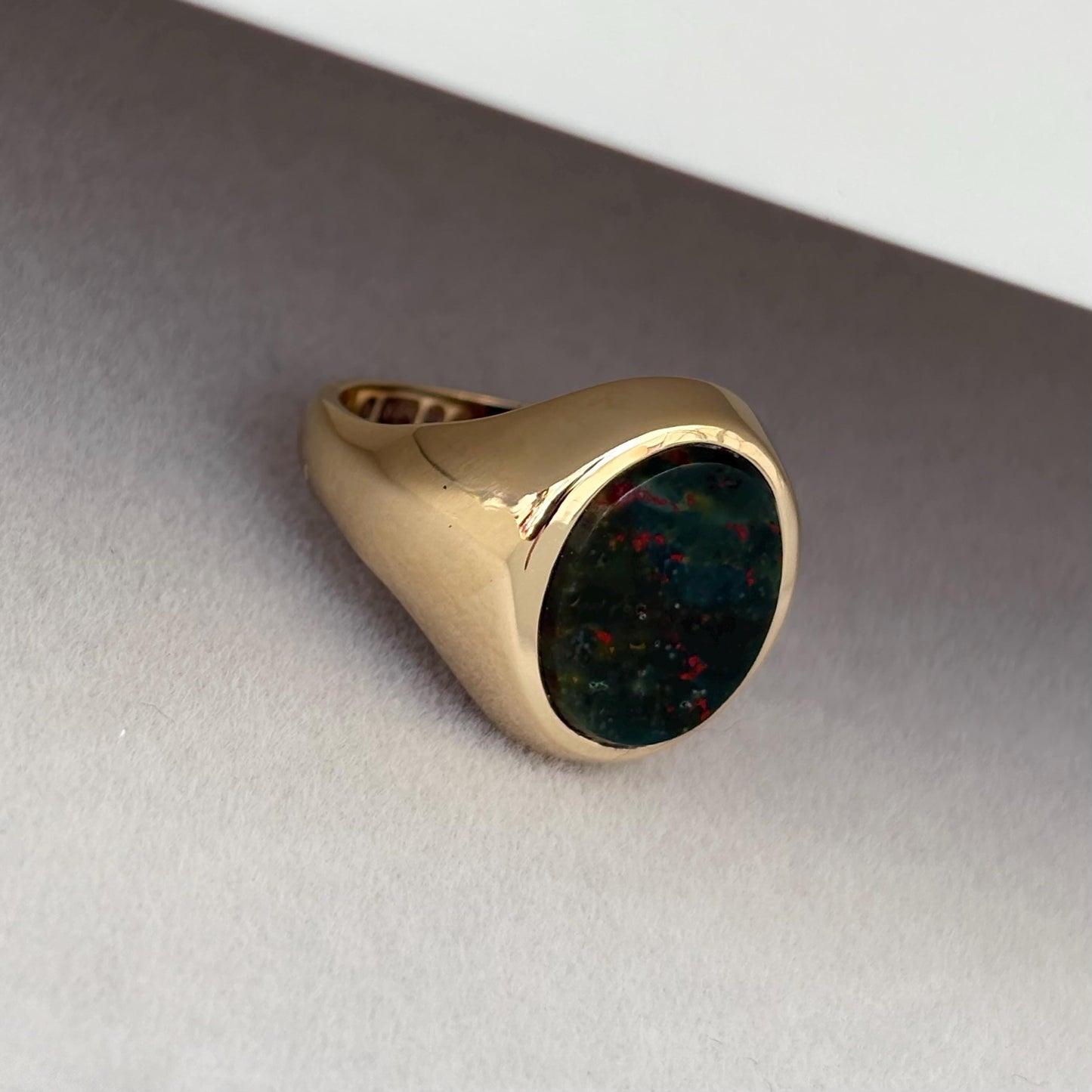 Vintage 1970s 9ct yellow gold classic bloodstone oval signet ring
