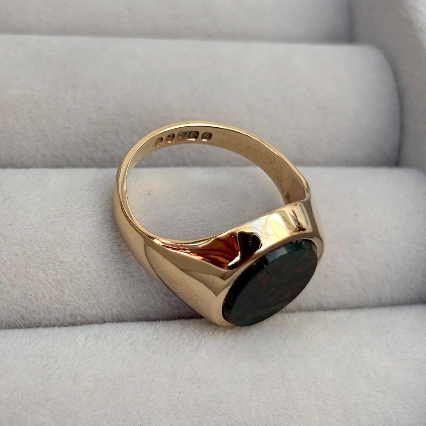 Vintage 1970s 9ct yellow gold classic bloodstone oval signet ring