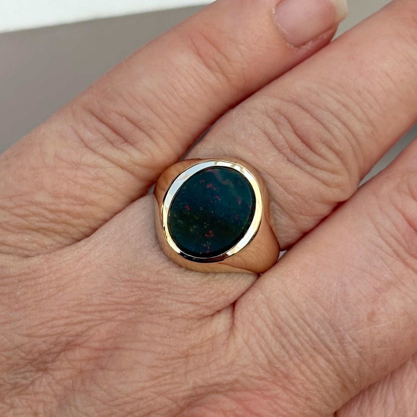 Vintage 1970s 9ct yellow gold classic bloodstone oval signet ring