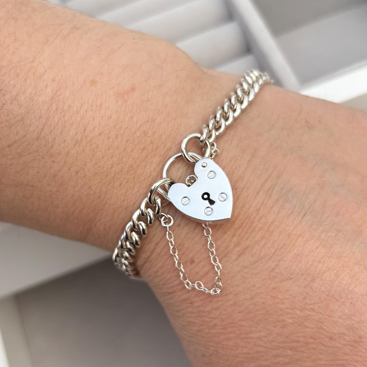 Vintage 1970s silver heart padlock curb chain charm 7.5" bracelet