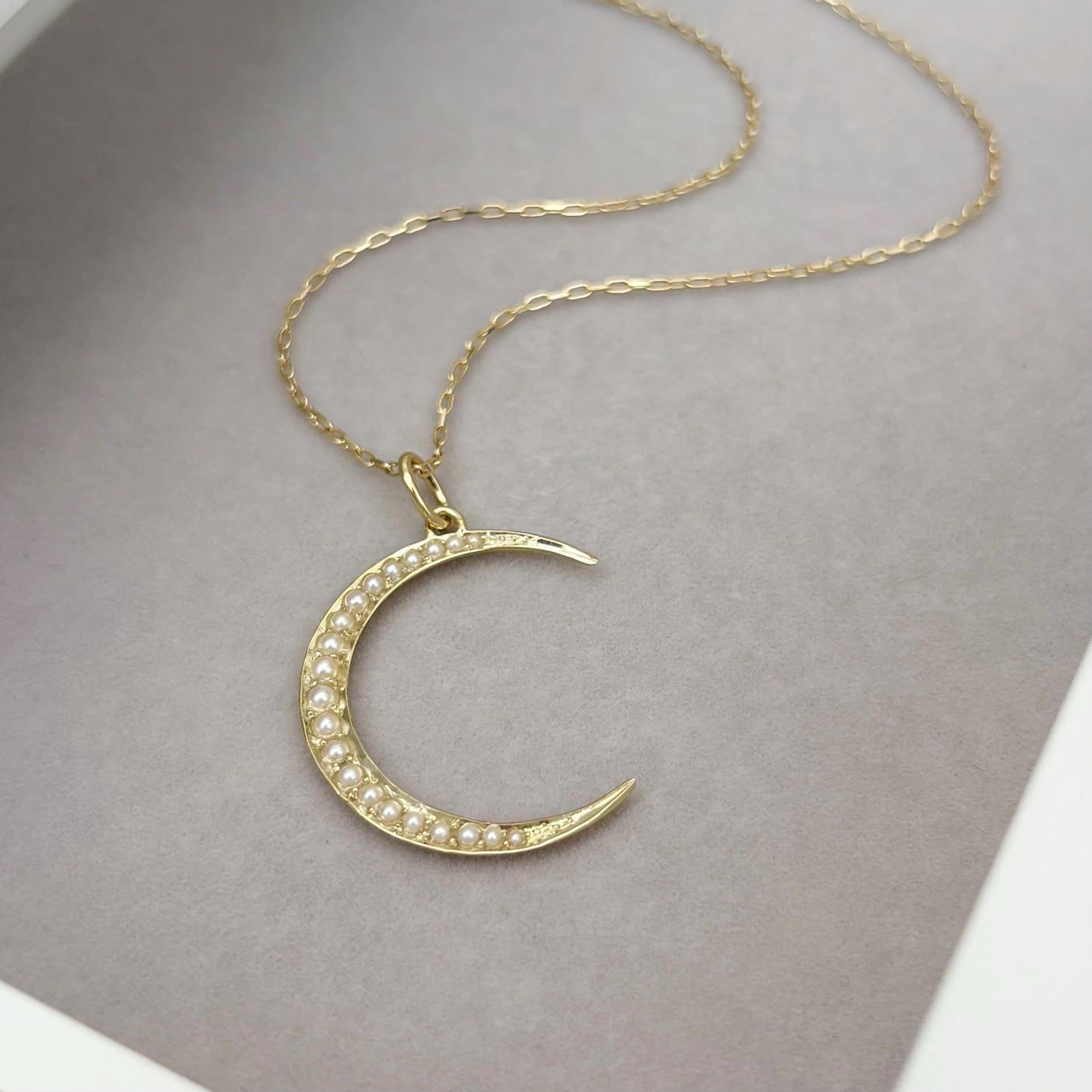 Vintage 14ct yellow Gold Large Pearl Crescent Charm Pendant Chain Necklace