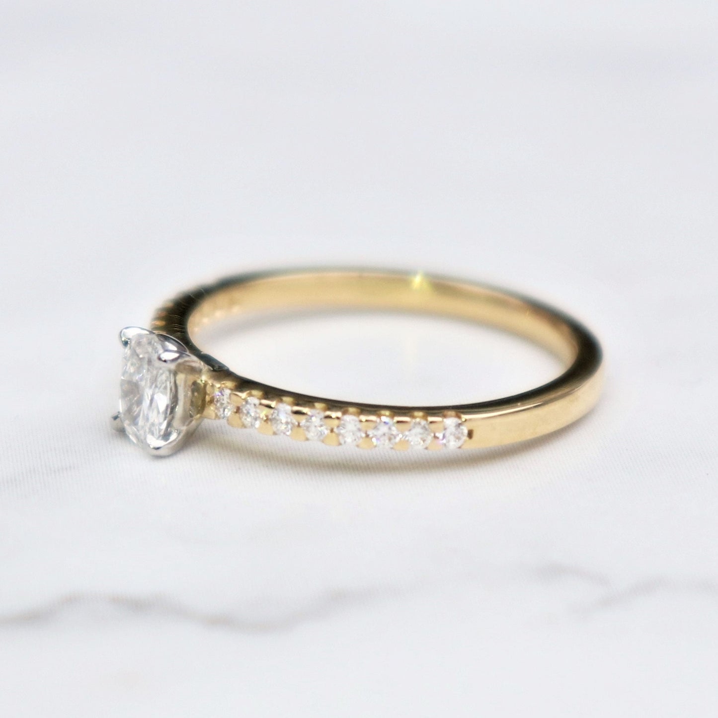 18ct yellow gold platinum oval Diamond ring - Size L