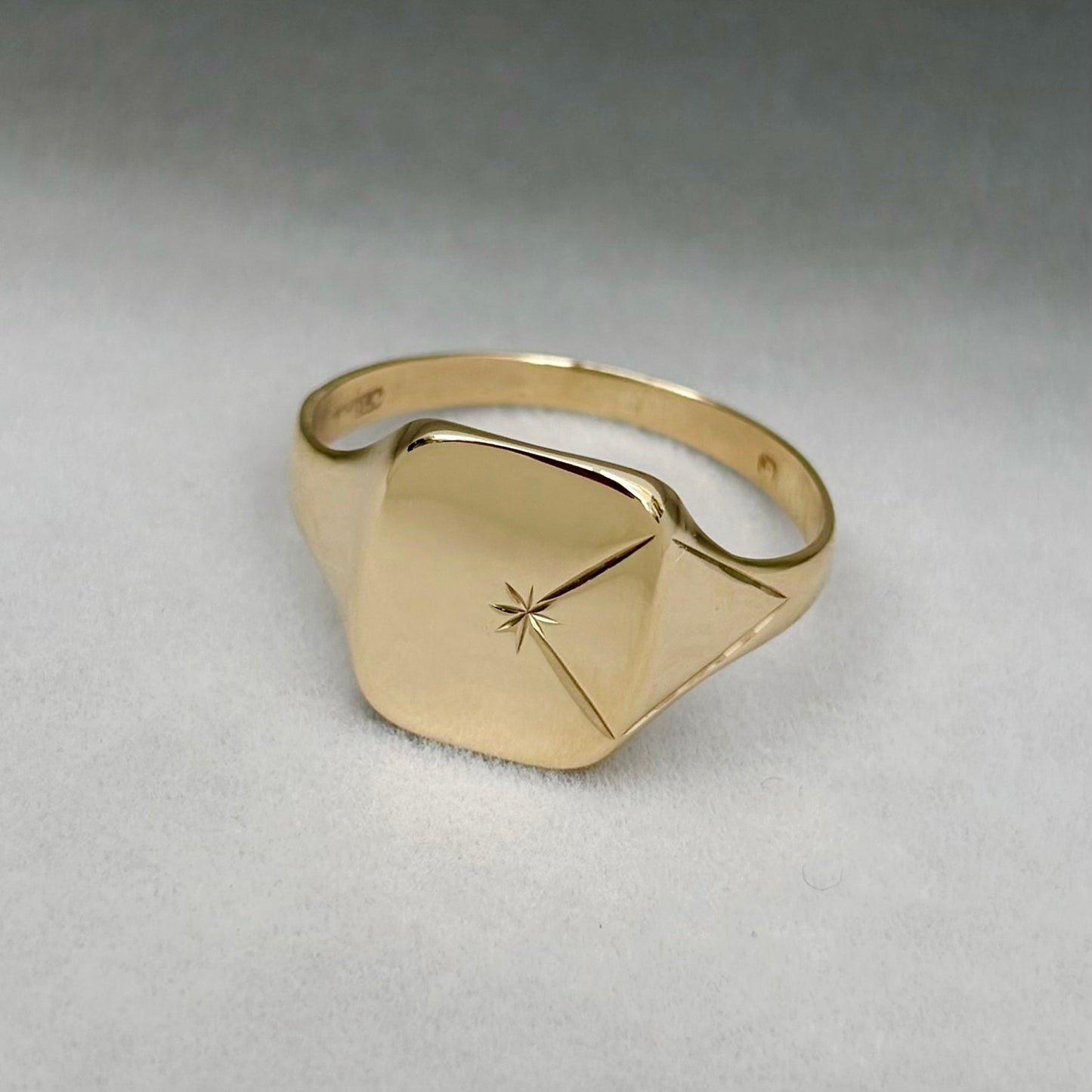 Just in! Vintage 9ct Yellow Gold Engraved Star Line Design Signet Ring
