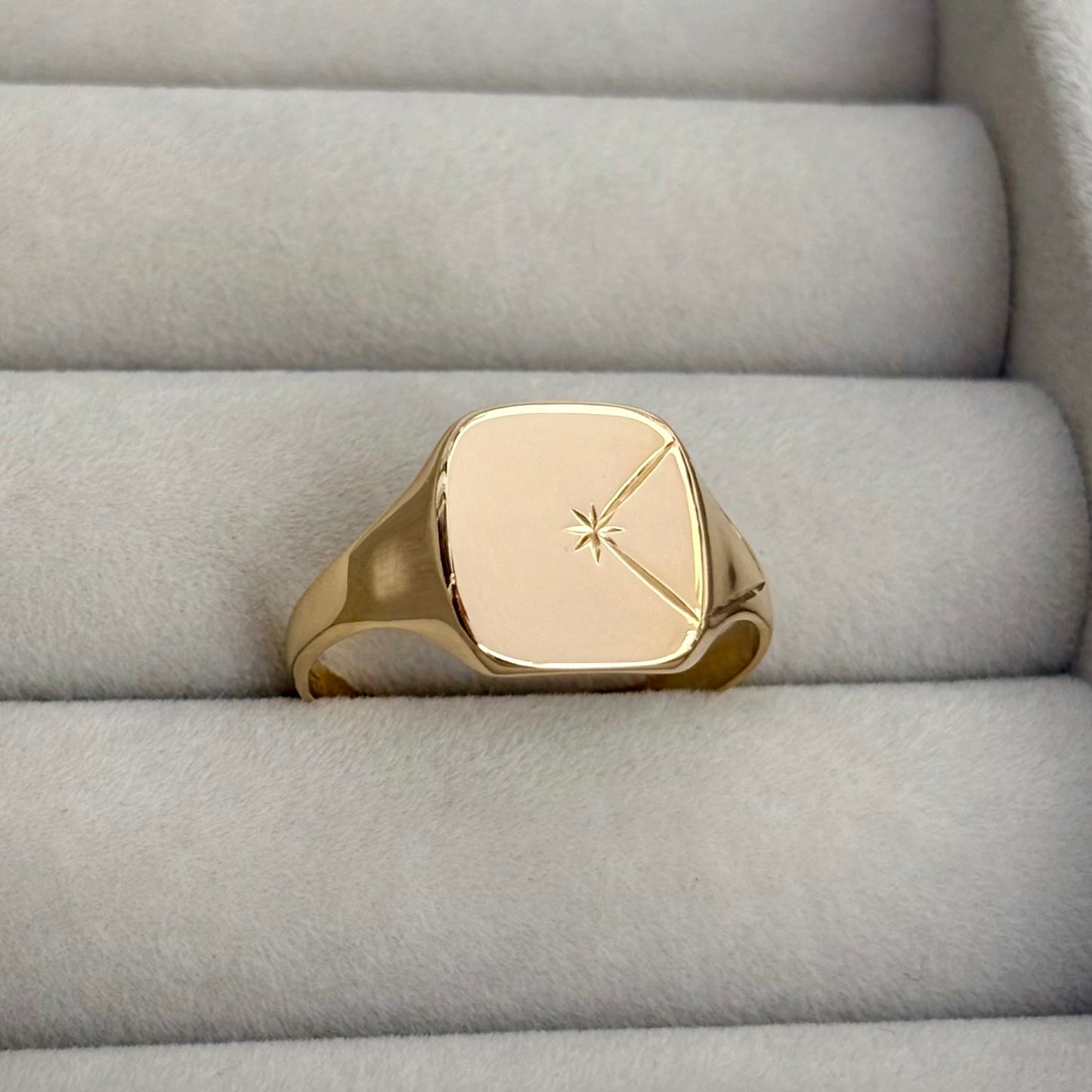Just in! Vintage 9ct Yellow Gold Engraved Star Line Design Signet Ring