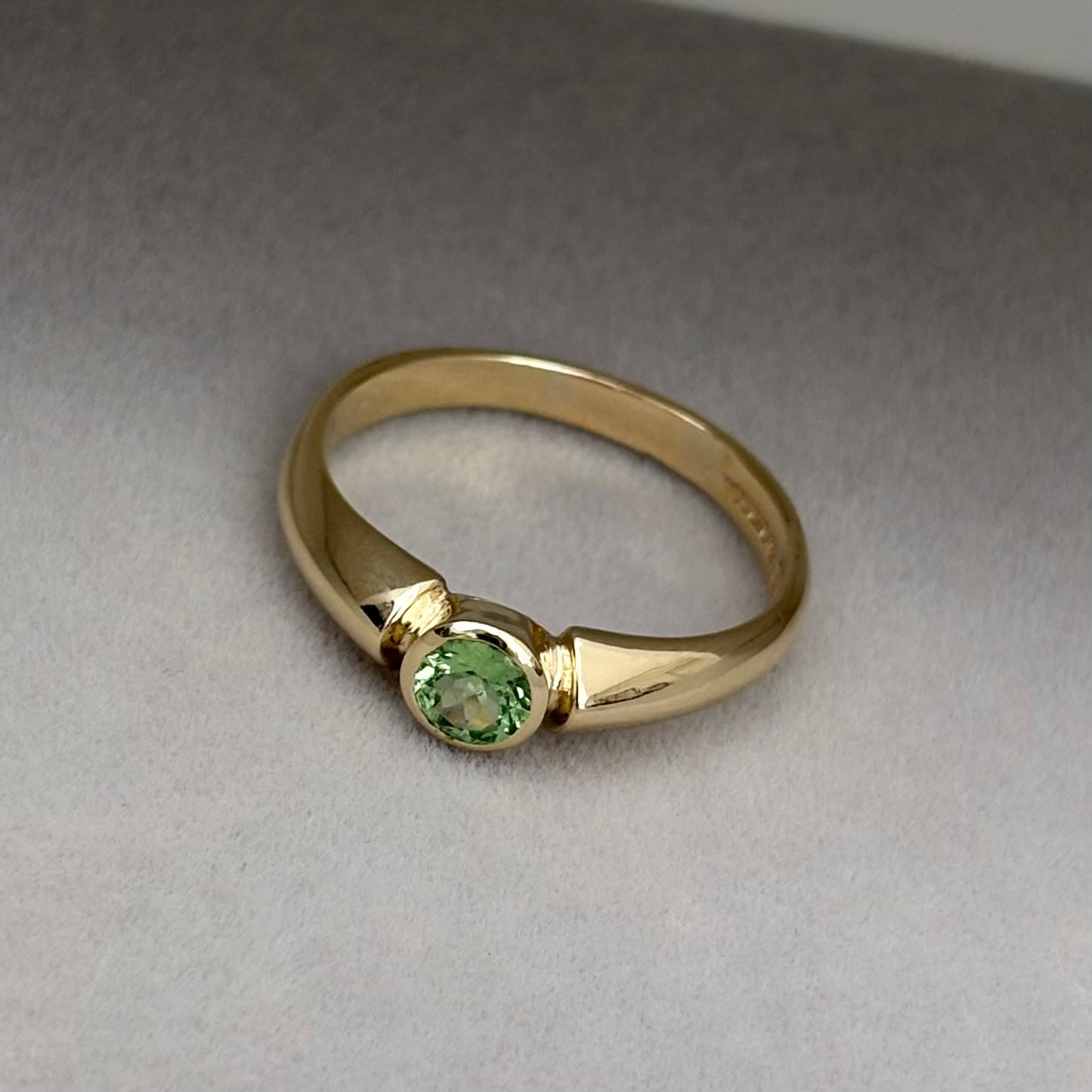 Vintage 1990s 9ct yellow gold Tsavorite Garnet unique ring