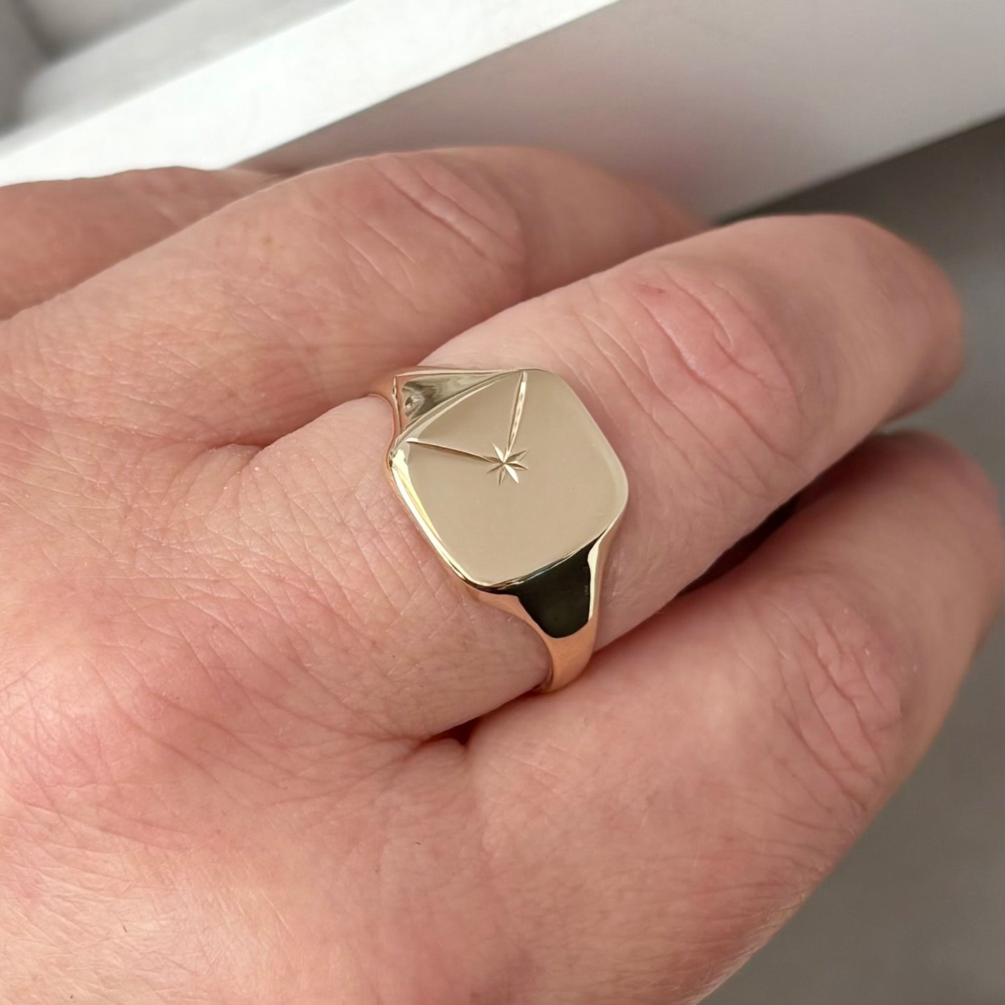 Just in! Vintage 9ct Yellow Gold Engraved Star Line Design Signet Ring