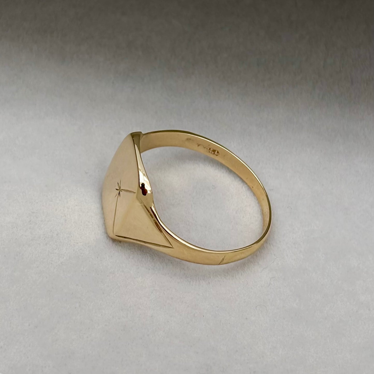 Just in! Vintage 9ct Yellow Gold Engraved Star Line Design Signet Ring