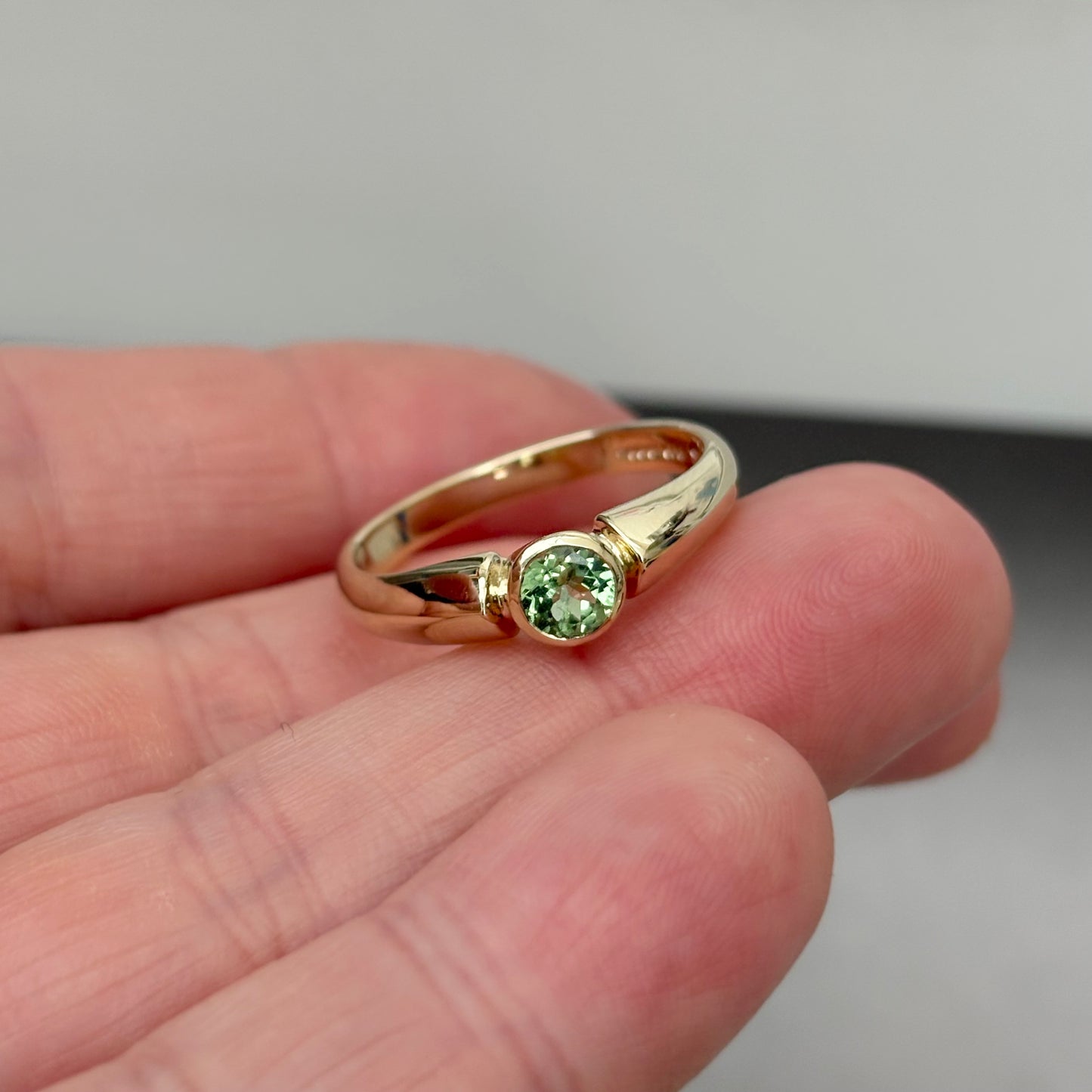 Vintage 1990s 9ct yellow gold Tsavorite Garnet unique ring
