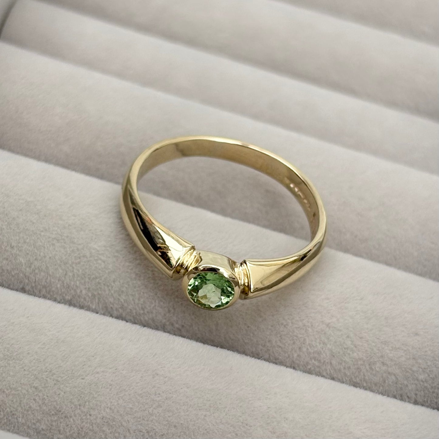 Vintage 1990s 9ct yellow gold Tsavorite Garnet unique ring