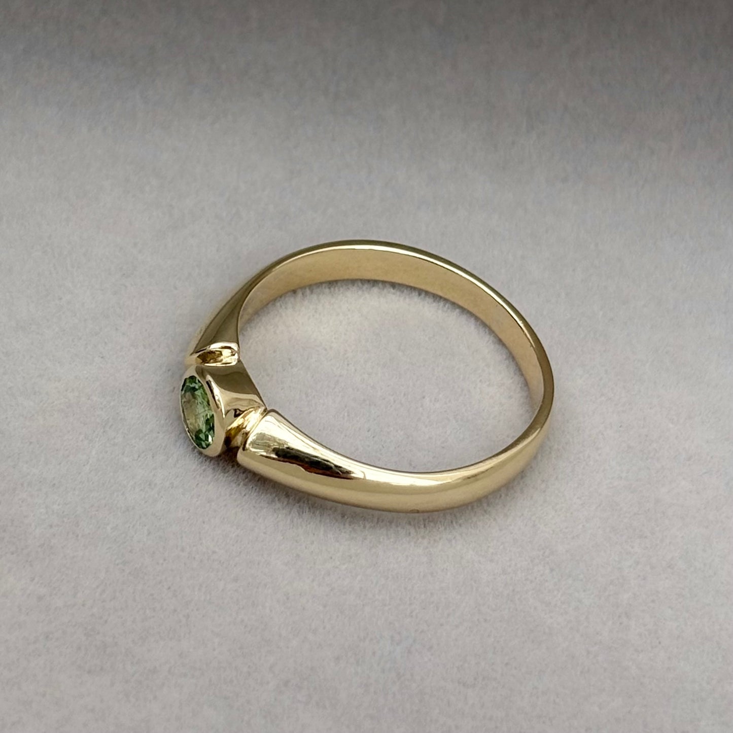 Vintage 1990s 9ct yellow gold Tsavorite Garnet unique ring