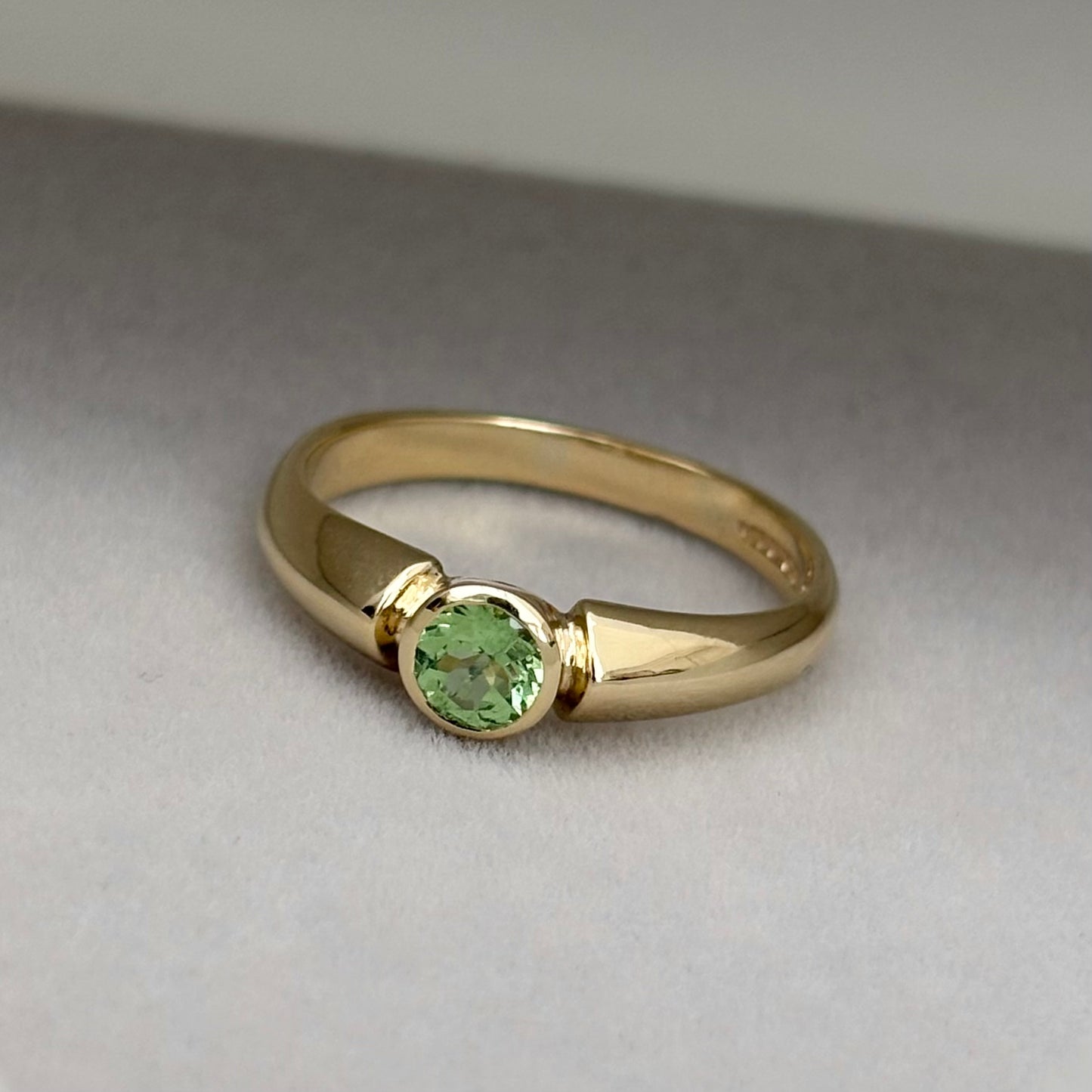 Vintage 1990s 9ct yellow gold Tsavorite Garnet unique ring