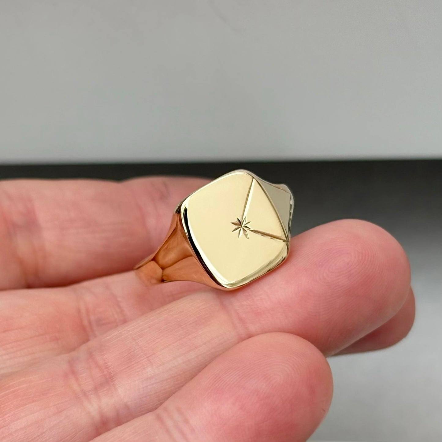 Just in! Vintage 9ct Yellow Gold Engraved Star Line Design Signet Ring