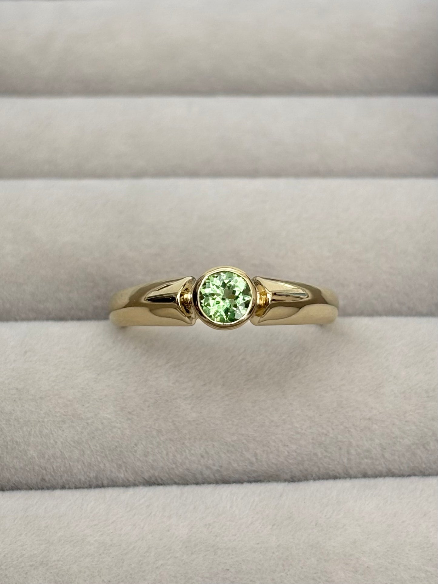 Vintage 1990s 9ct yellow gold Tsavorite Garnet unique ring