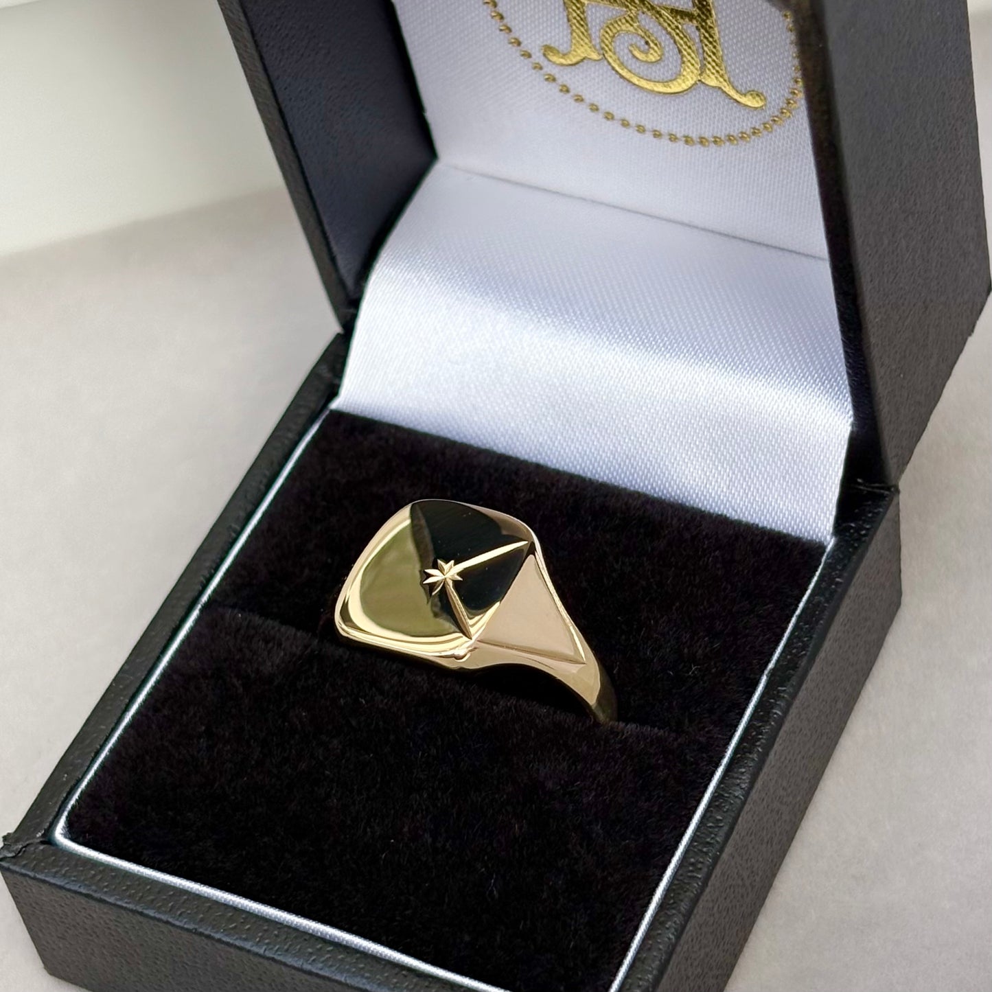 Just in! Vintage 9ct Yellow Gold Engraved Star Line Design Signet Ring