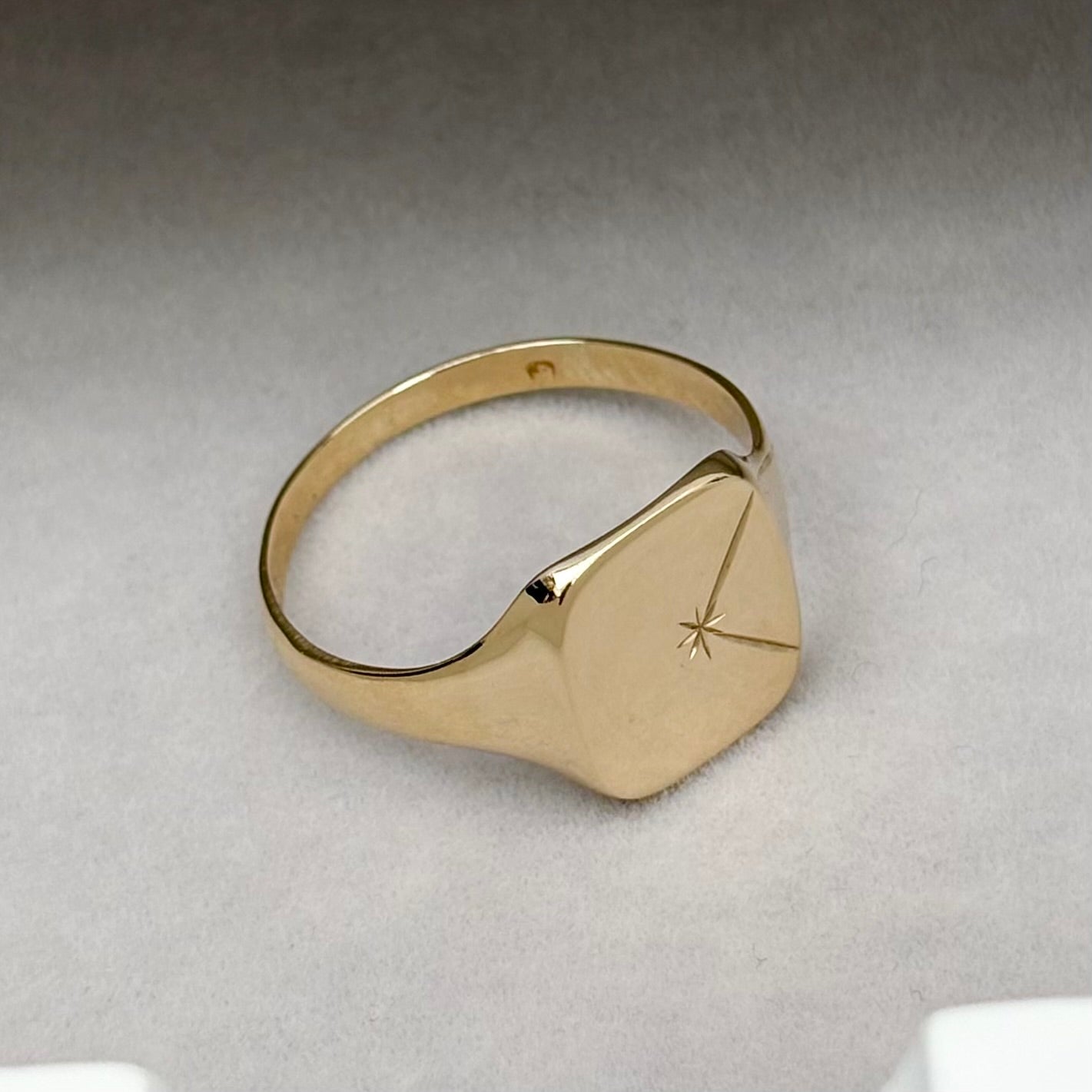 Just in! Vintage 9ct Yellow Gold Engraved Star Line Design Signet Ring