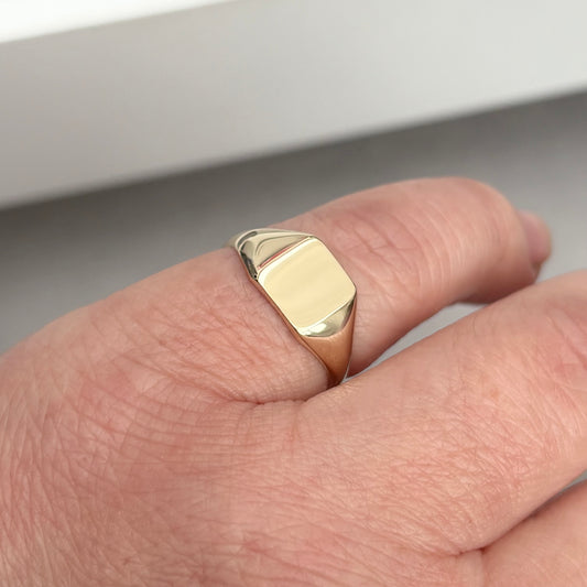 Vintage 1970s 9ct yellow gold Dainty square signet ring