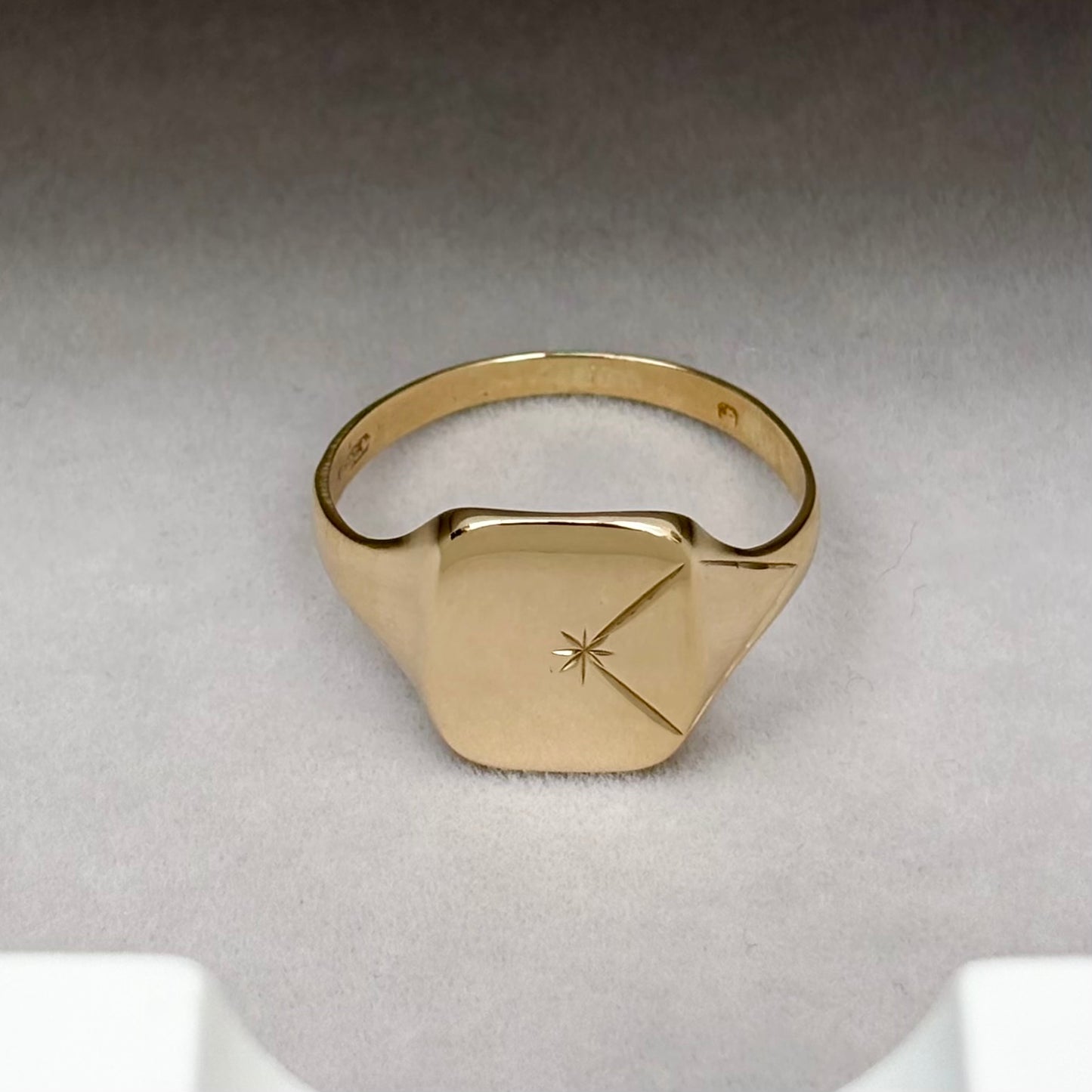 Just in! Vintage 9ct Yellow Gold Engraved Star Line Design Signet Ring