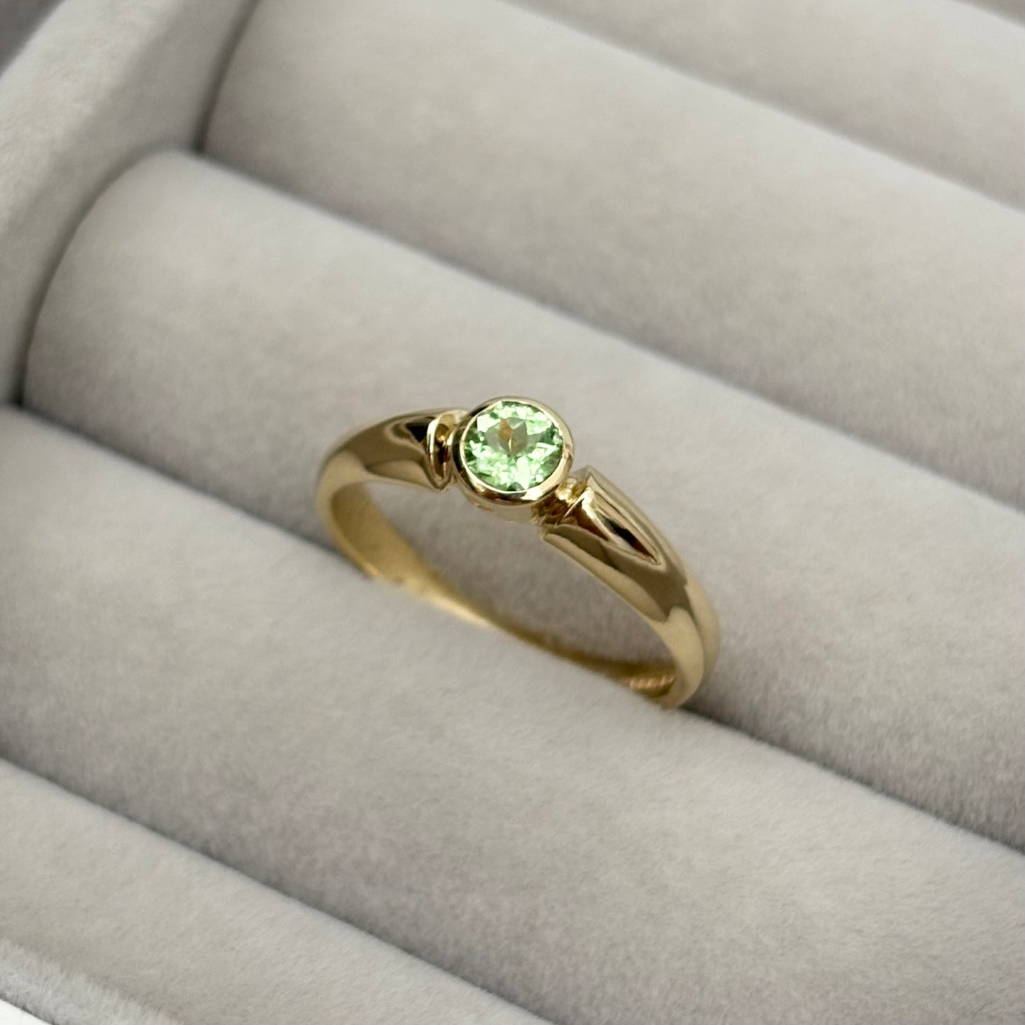 Vintage 1990s 9ct yellow gold Tsavorite Garnet unique ring