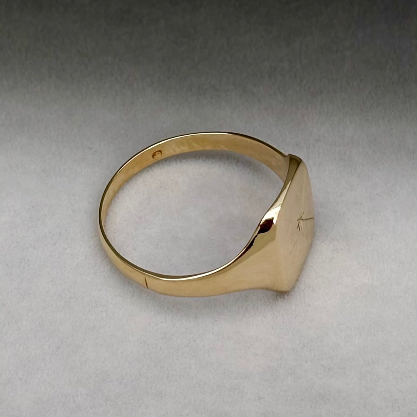 Just in! Vintage 9ct Yellow Gold Engraved Star Line Design Signet Ring