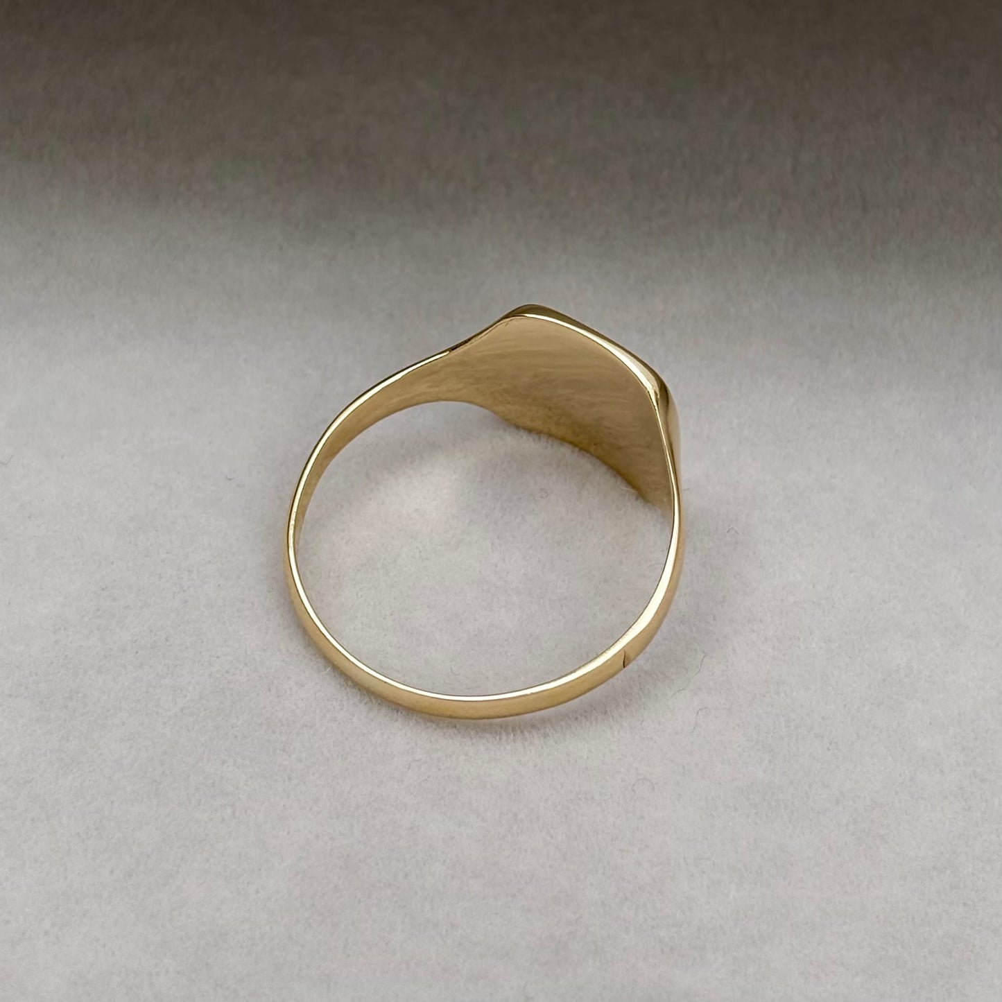 Just in! Vintage 9ct Yellow Gold Engraved Star Line Design Signet Ring