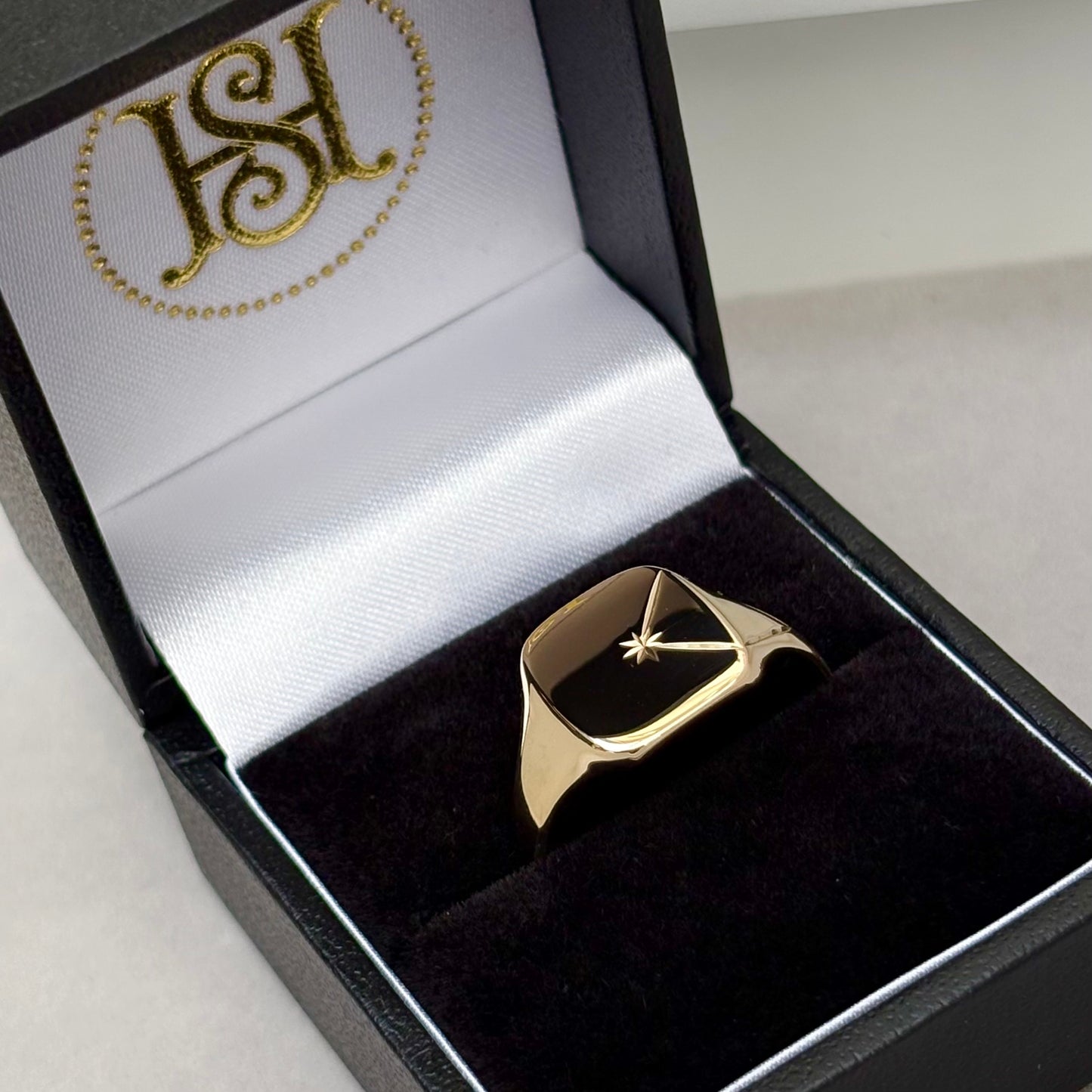 Just in! Vintage 9ct Yellow Gold Engraved Star Line Design Signet Ring
