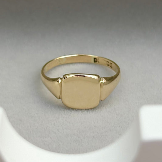 New arrival! Vintage 1950s 9ct Yellow Gold Small Square Cushion Signet Ring