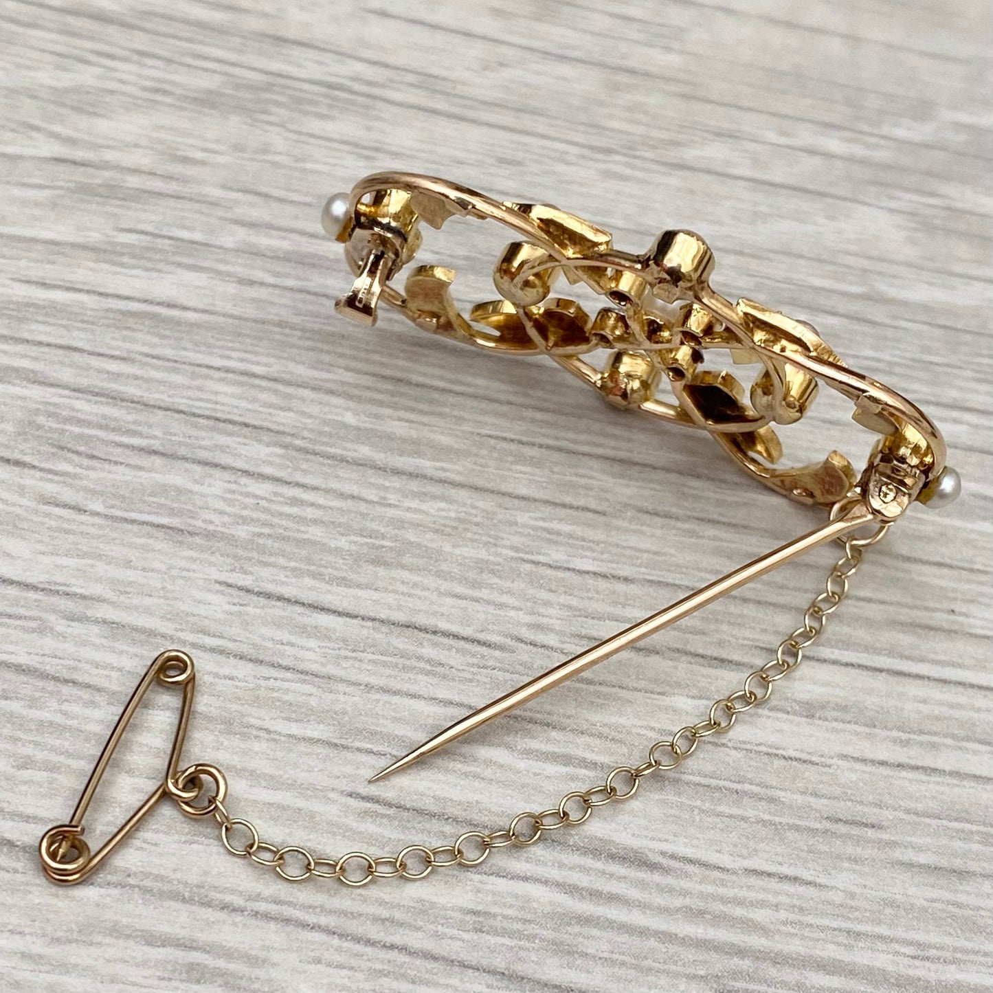 Vintage 9ct yellow gold diamond and seed pearl geometric leaf design brooch - 9k gold -  British vintage jewellery