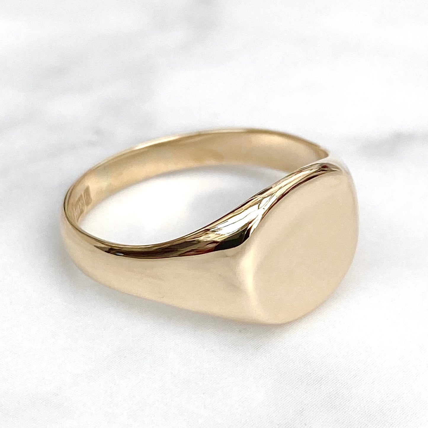 Vintage 9ct yellow gold cushion signet ring - 9k gold - Can be hand engraved - UK size V - US size 10 1/2 - British vintage jewellery