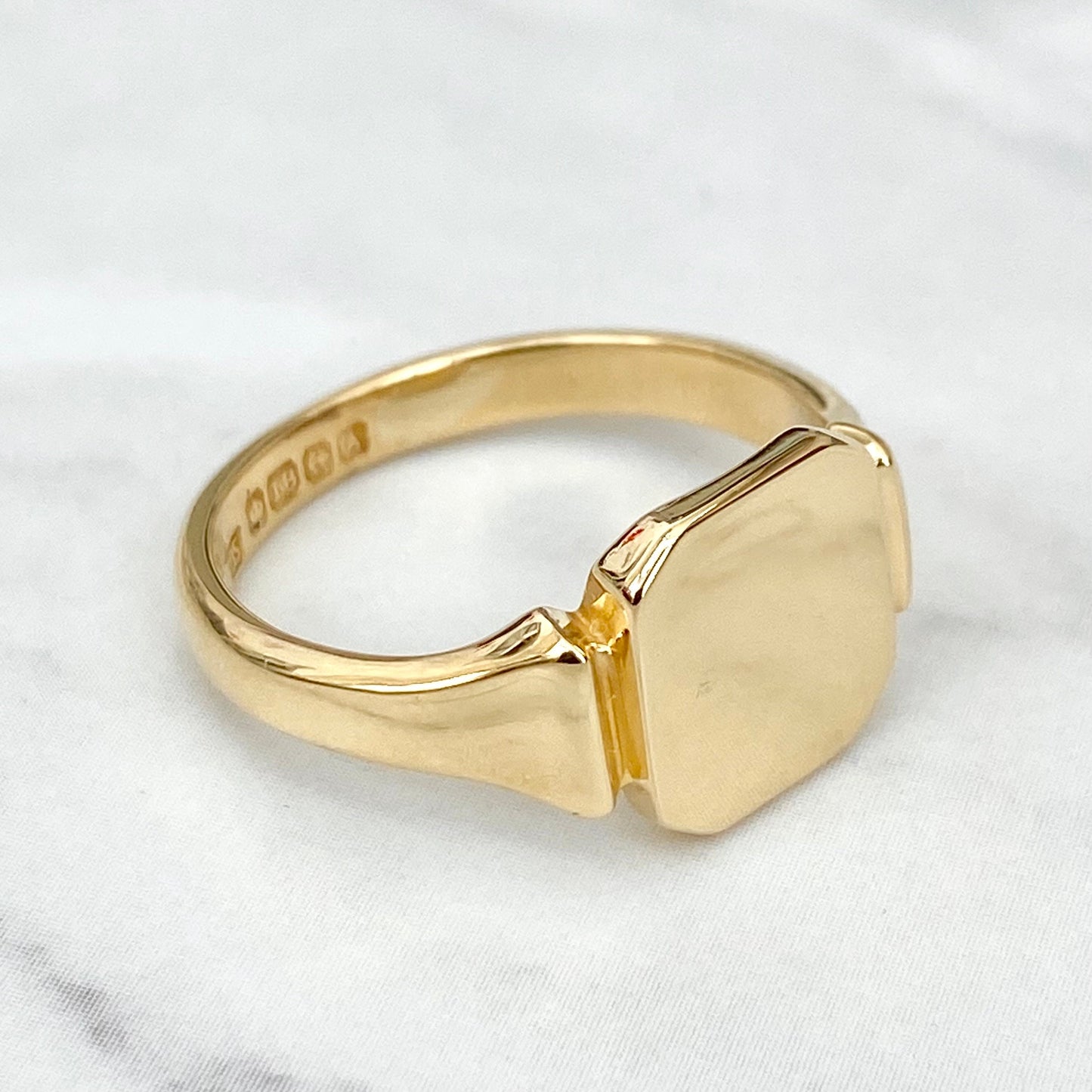Vintage 18ct yellow gold sqaure cushion signet ring - Can be hand engraved - UK size S 1/2 - US size 9 1/4 - British vintage jewellery