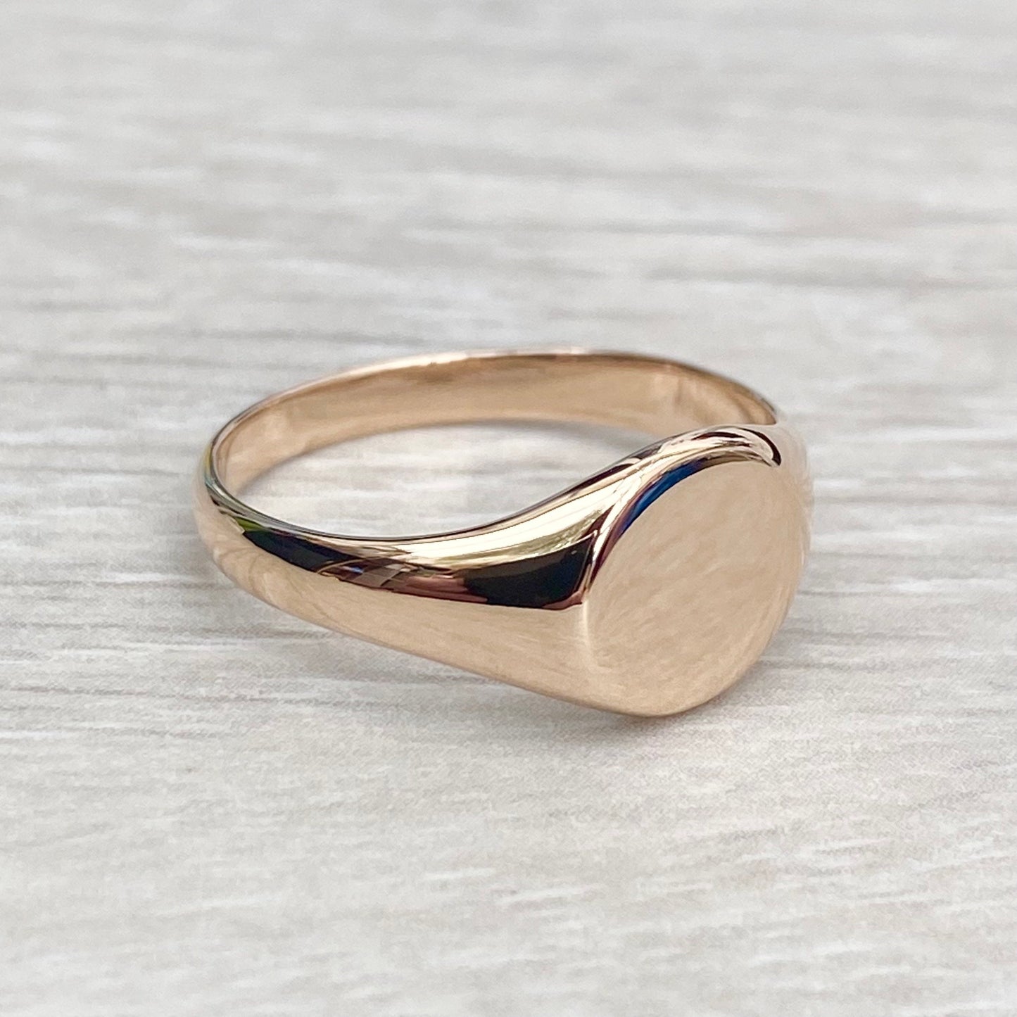 Vintage 9ct rose gold round signet ring - Can be hand engraved - UK size P 1/2 - US size 7 3/4 - British vintage jewellery