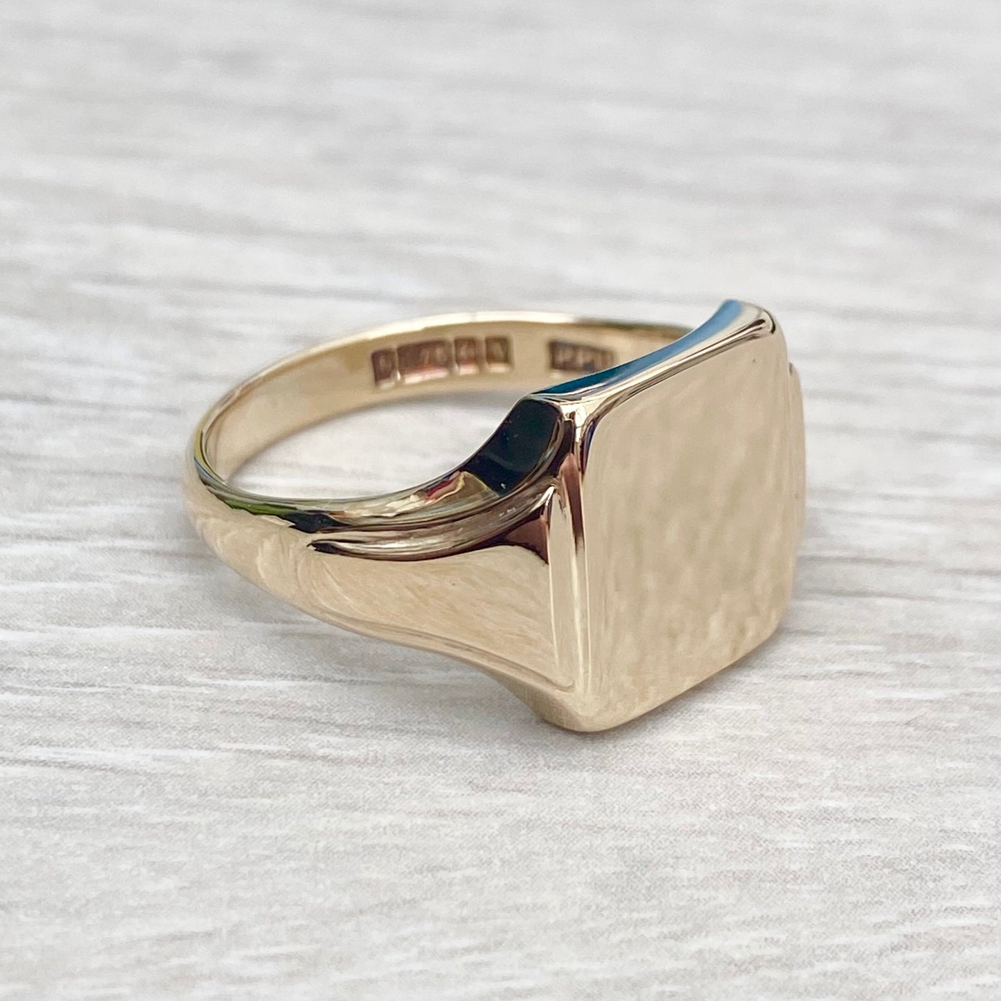 Vintage 9ct yellow gold square signet ring - Can be hand engraved - UK size T 1/2 - US size 9 3/4 - British vintage jewellery