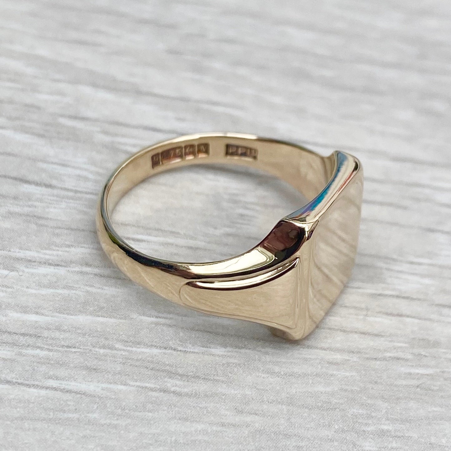 Vintage 9ct yellow gold square signet ring - Can be hand engraved - UK size T 1/2 - US size 9 3/4 - British vintage jewellery