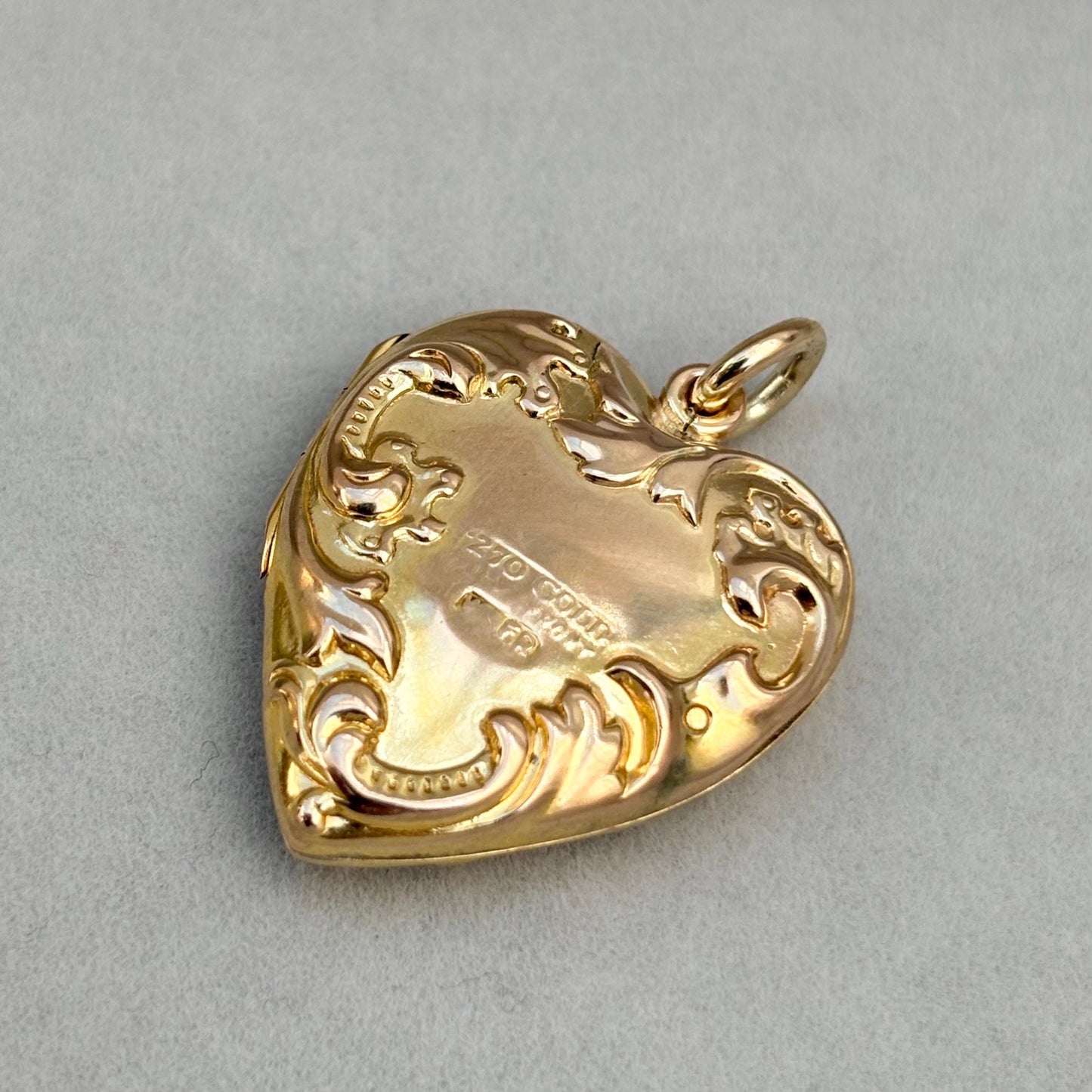 Vintage .270ct yellow gold floral embossed heart locket pendant
