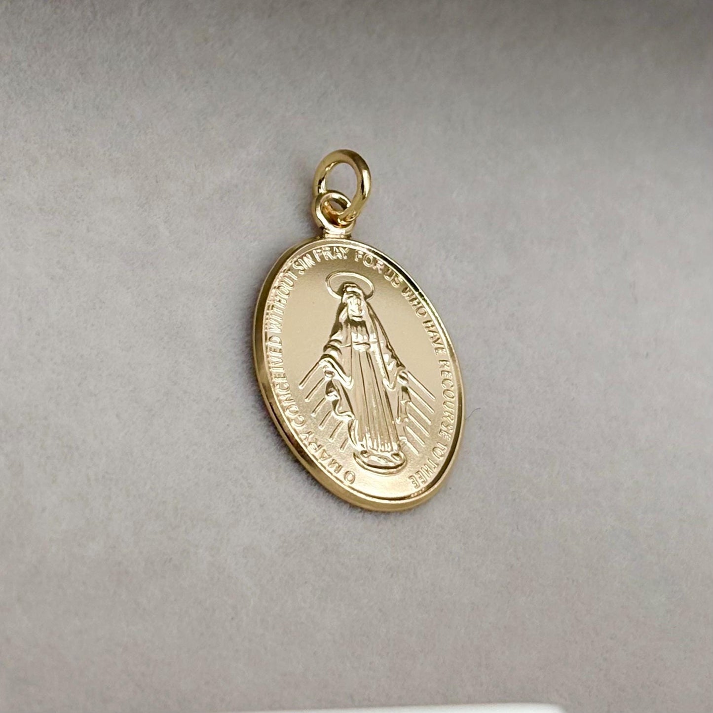 Sample sale - Solid 9ct yellow gold large size oval miraculous medal pendant
